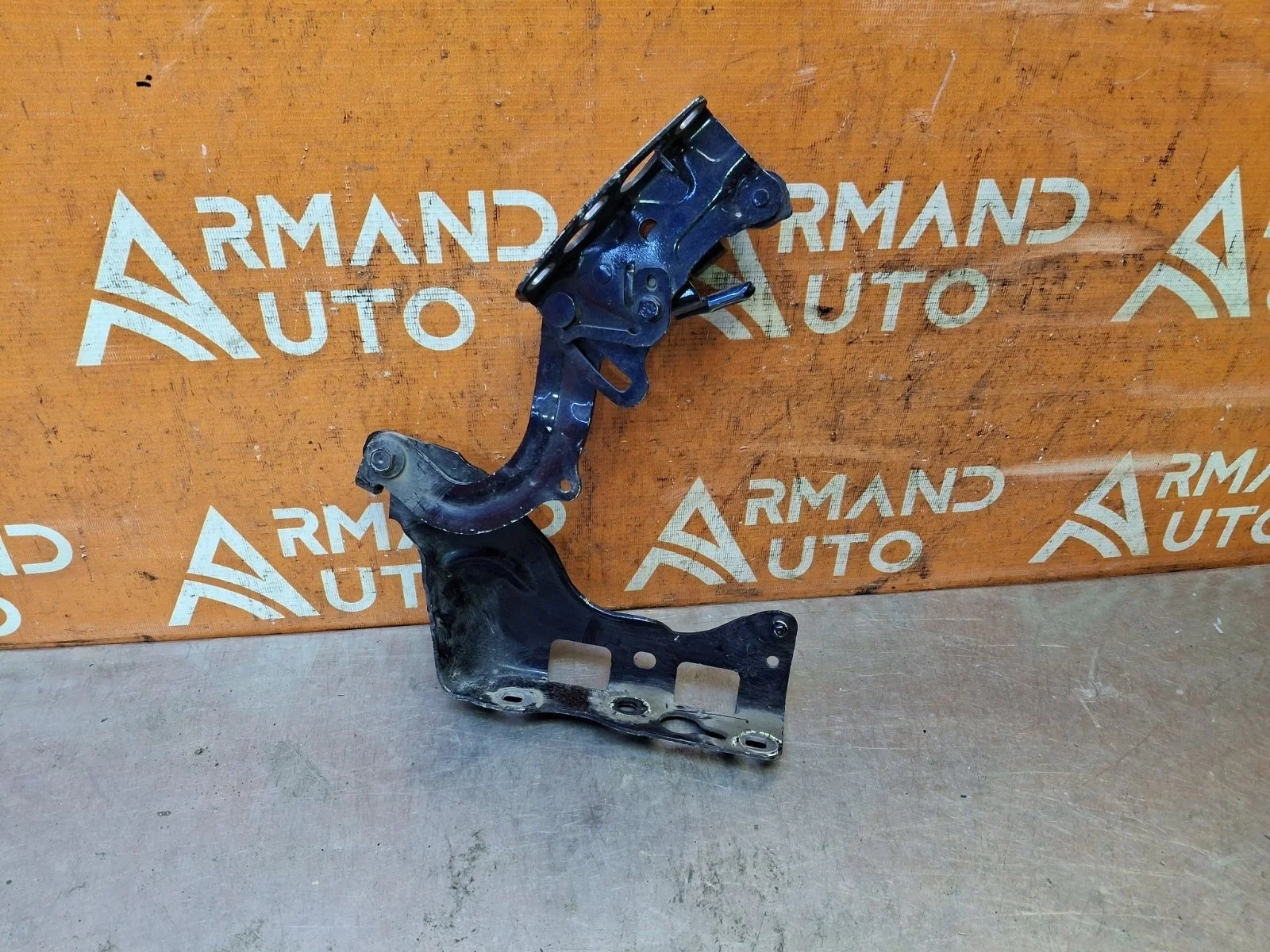 Петля капота Mercedes E-Class 2016-2023 A2138800128 W213, левая