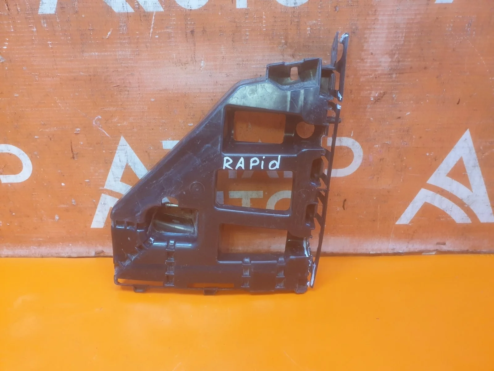 Кронштейн бампера Skoda Rapid 2020-2023 60U807614A 2, передний правый