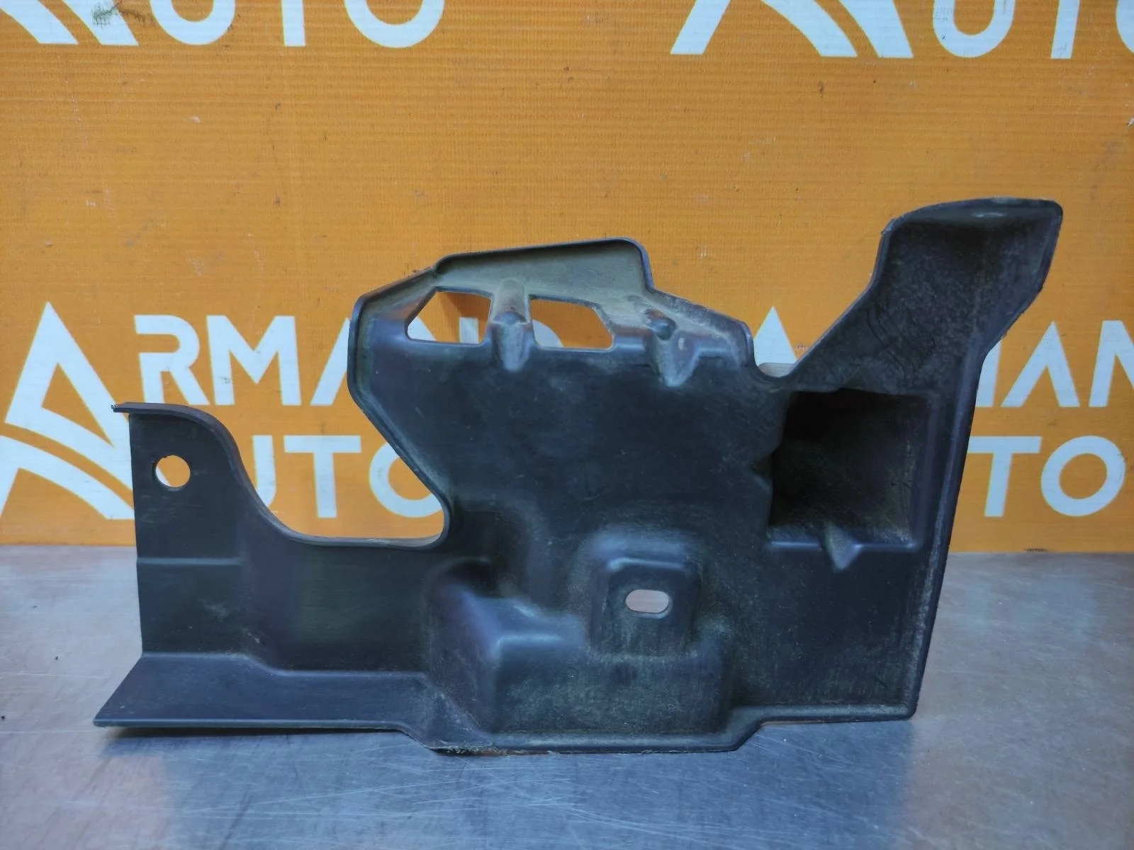 Кронштейн решетки радиатора верхний Mitsubishi Outlander 2012-2023 6400D586 3, правый
