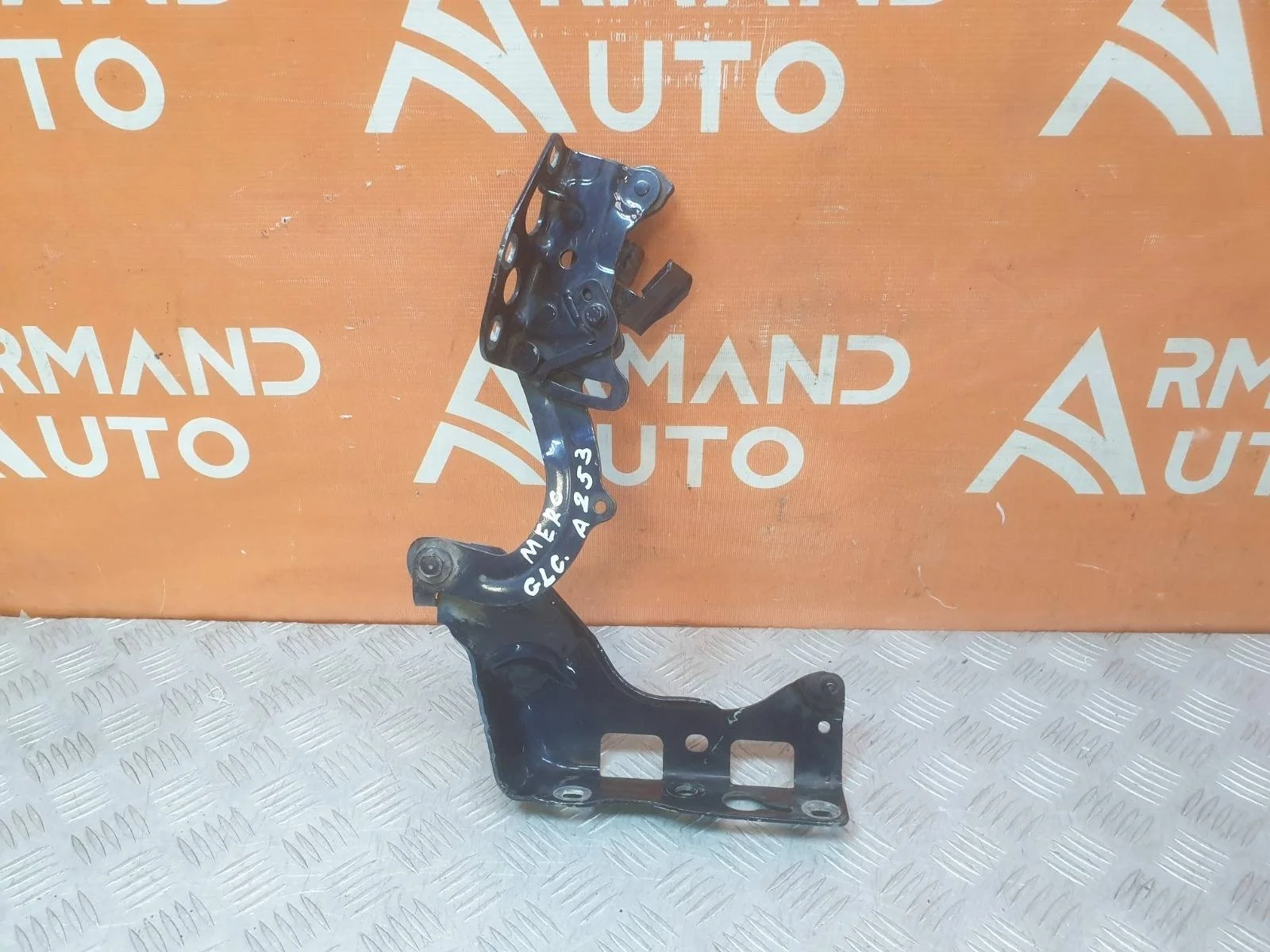 Петля капота Mercedes E-Class 2016-2023 A2138800128 W213, левая