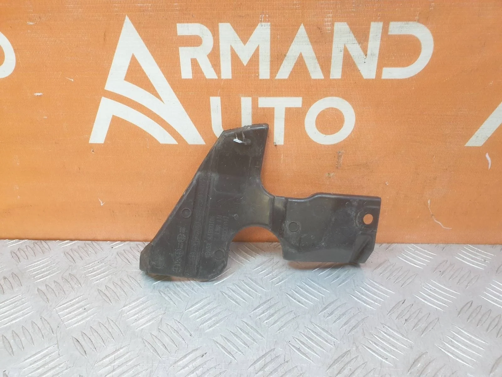 Кронштейн решетки радиатора нижний Mitsubishi Outlander 2012-2023 6400F047 3, левый