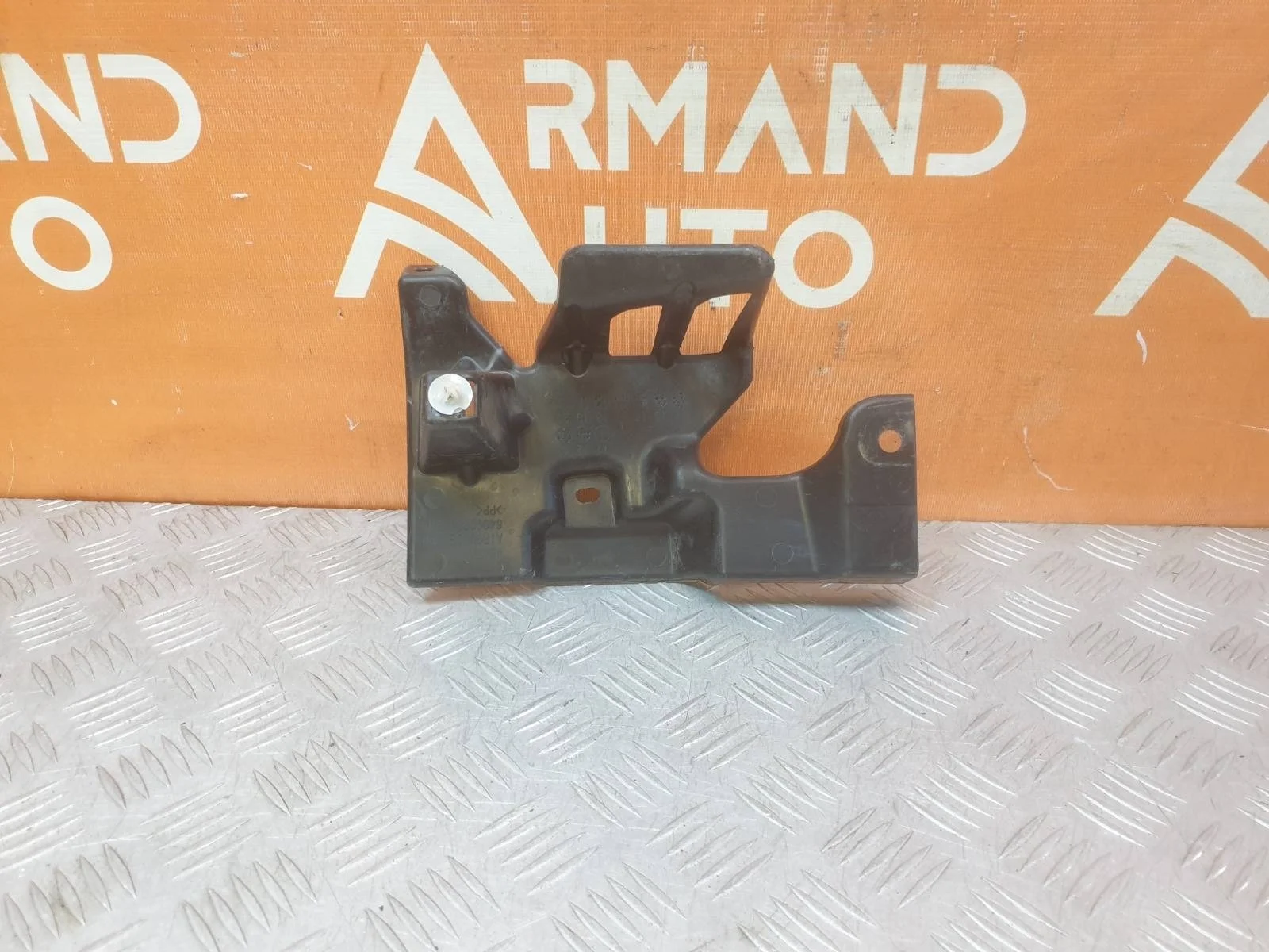 Кронштейн решетки радиатора верхний Mitsubishi Outlander 2012-2023 6400D586 3, правый