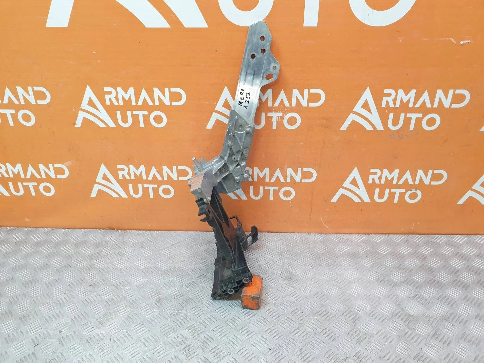 Кронштейн панели передней Mercedes GLC-Class 2015-2022 A2536210700 X253, правый