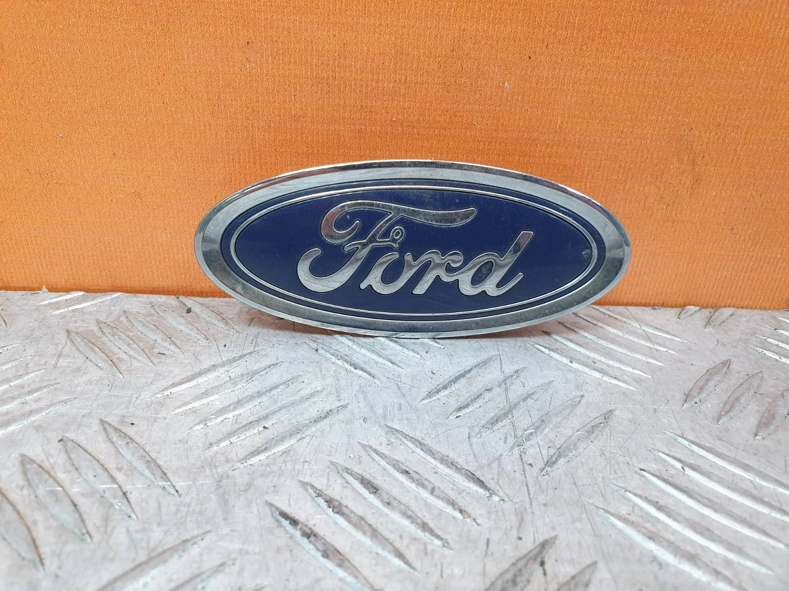 Эмблема Ford Fiesta 2012-2019 5258395 MK6, передняя