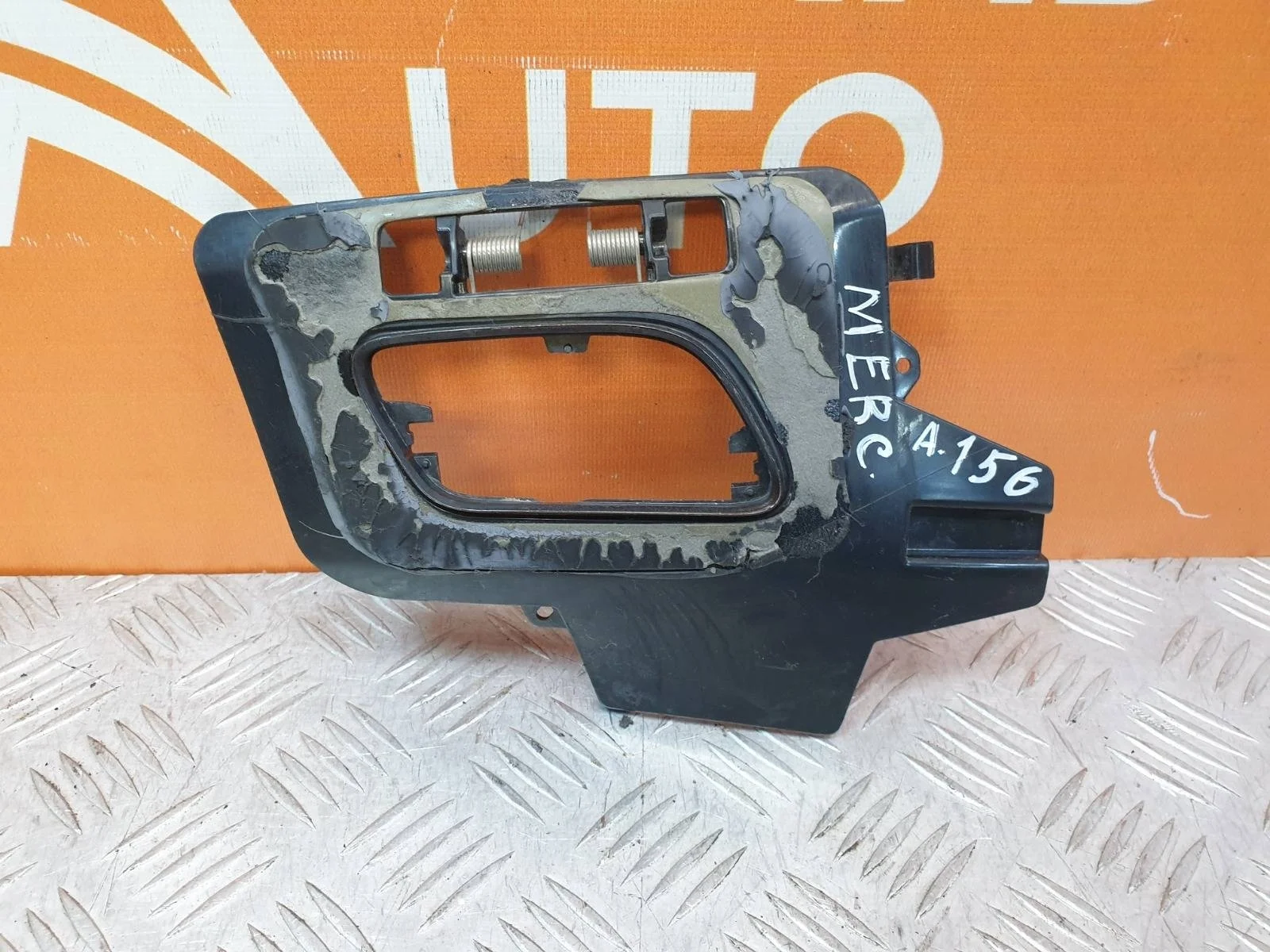 Кронштейн форсунки фароомывателя Mercedes GLA-Class 2013-2017 A15688037409999 X156, правый