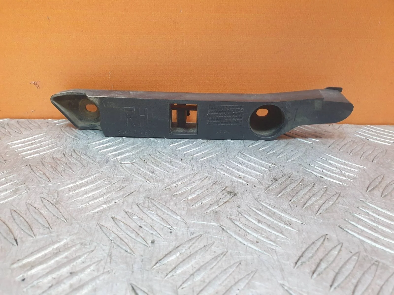 Кронштейн бампера Ford Focus 2008-2011 1521605 2, передний правый