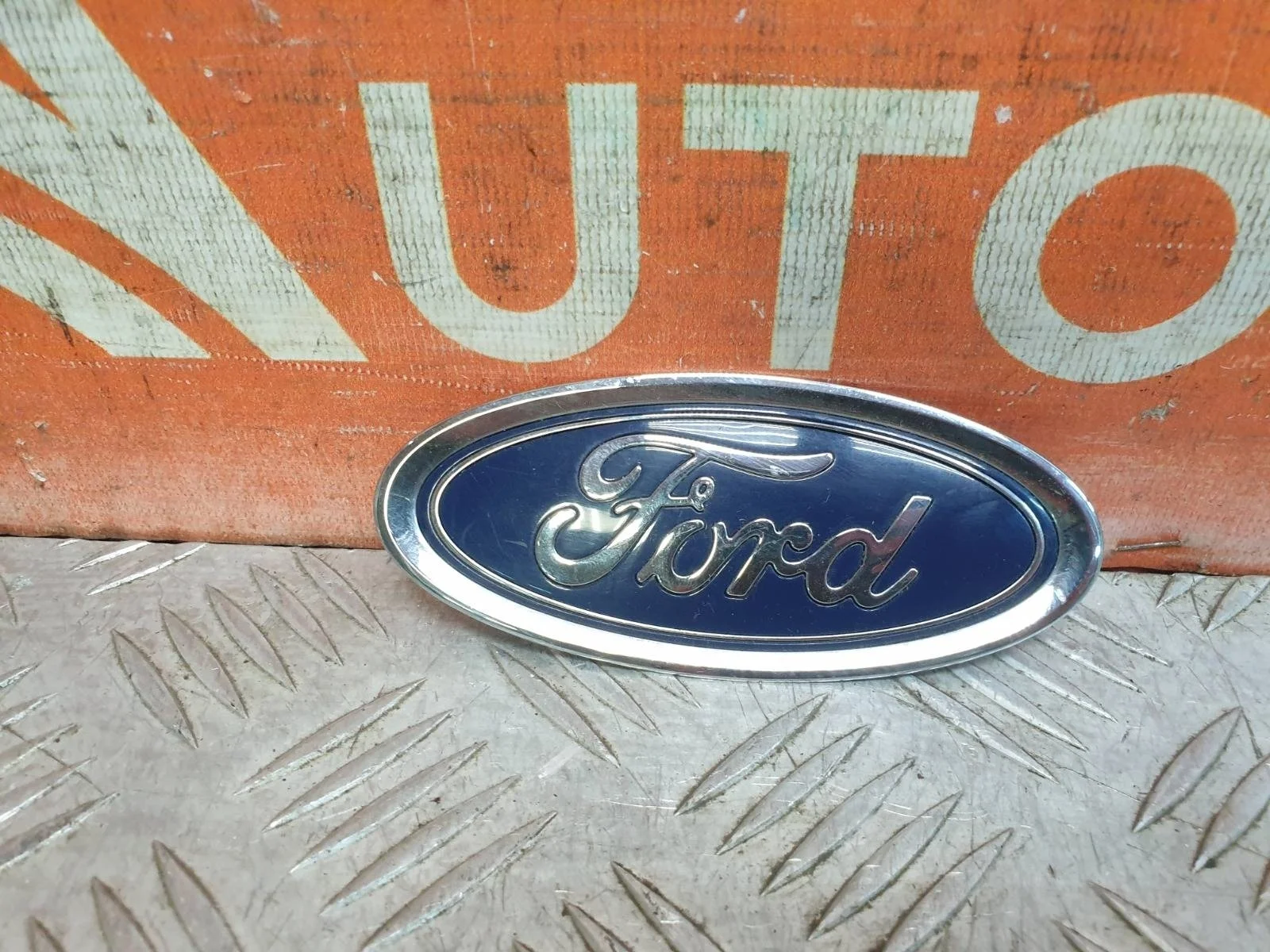 Эмблема Ford Fiesta 2012-2019 5258395 MK6, передняя