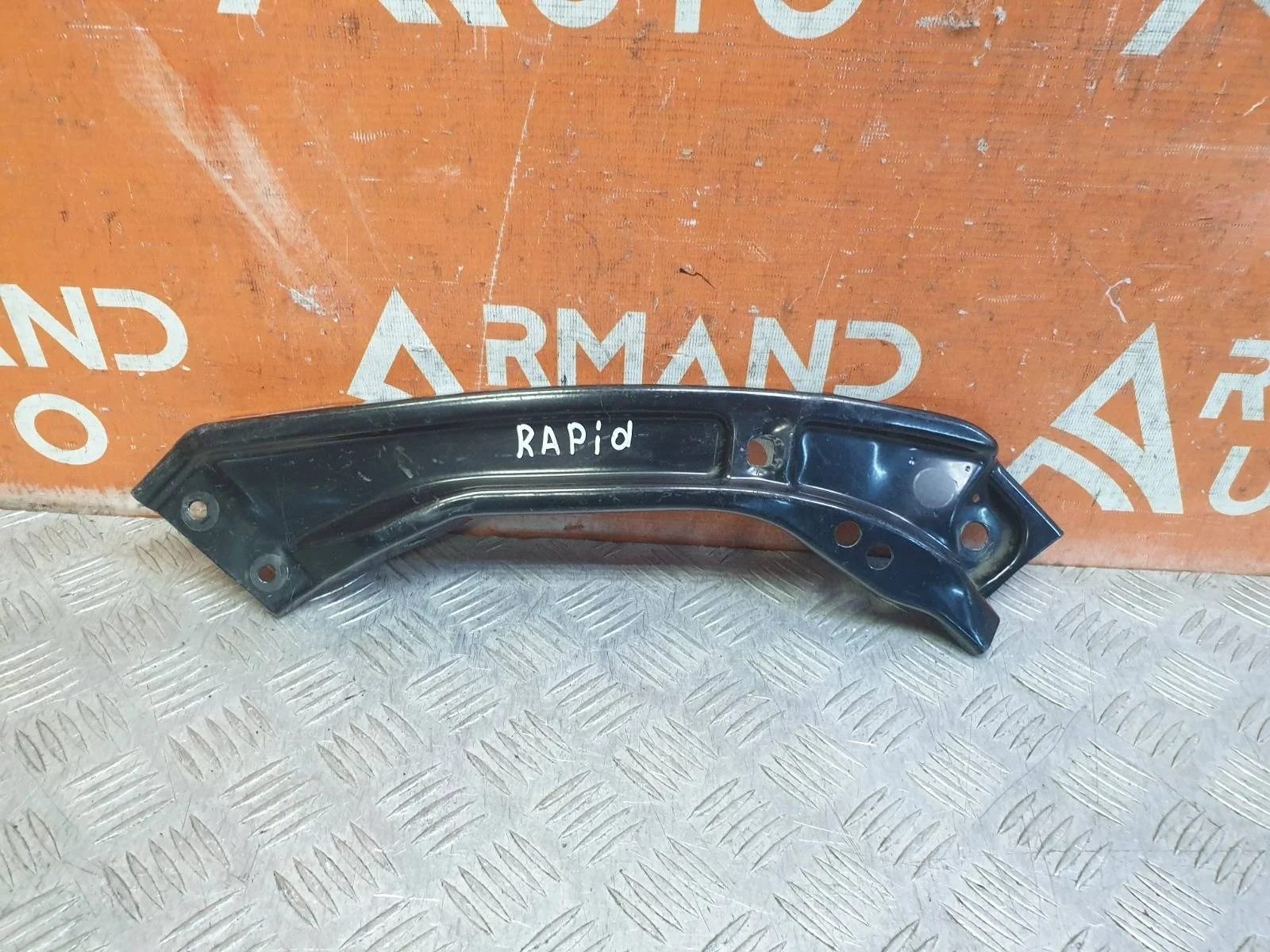 Кронштейн фары Skoda Rapid 2020-2023 60U805932A 2, правый