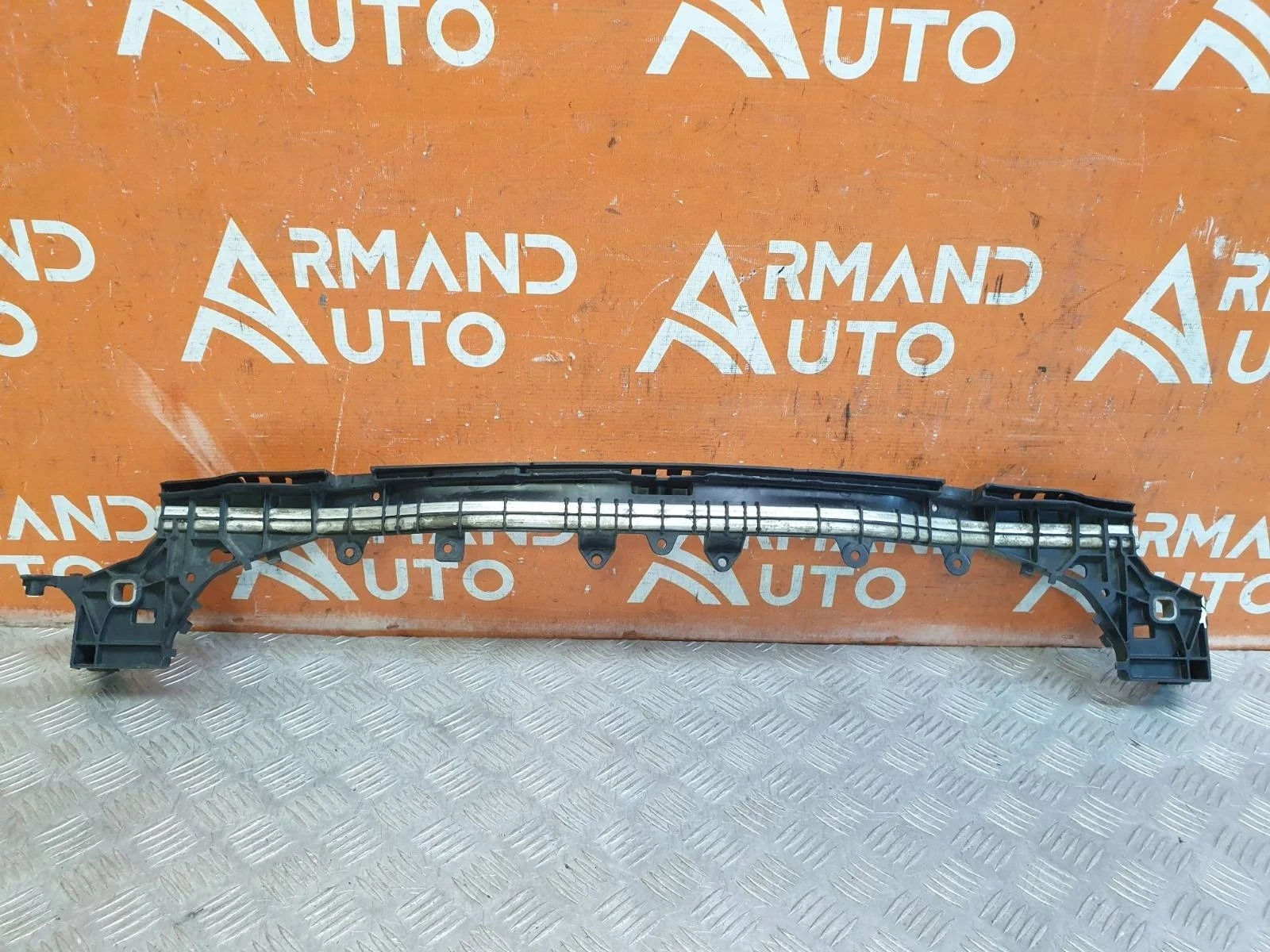 Кронштейн радиатора Mercedes C-Class 2014-2021 A2056204101 W205