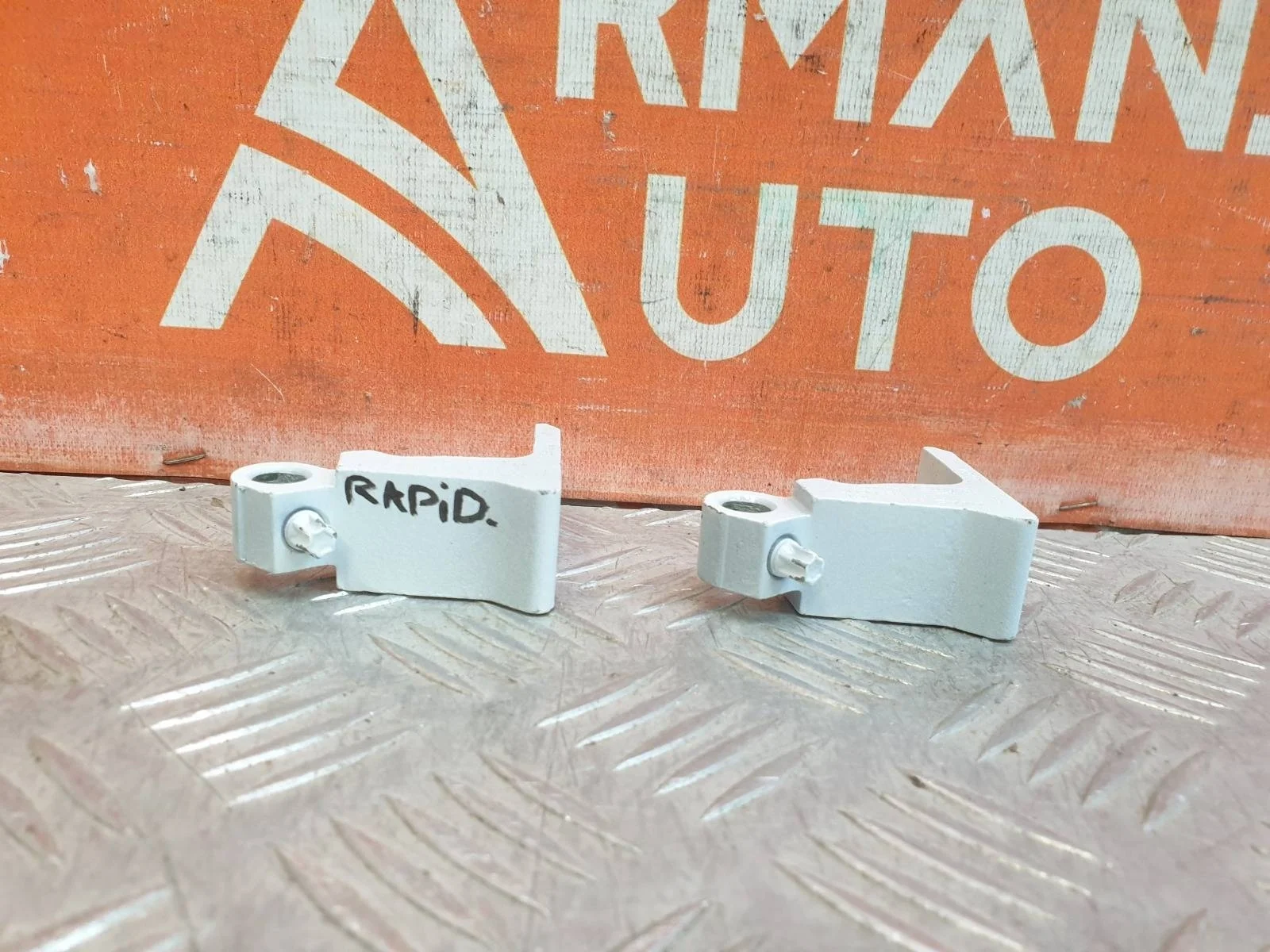 Петля двери Skoda Rapid 2020-2023 8K0831402D 2, правая