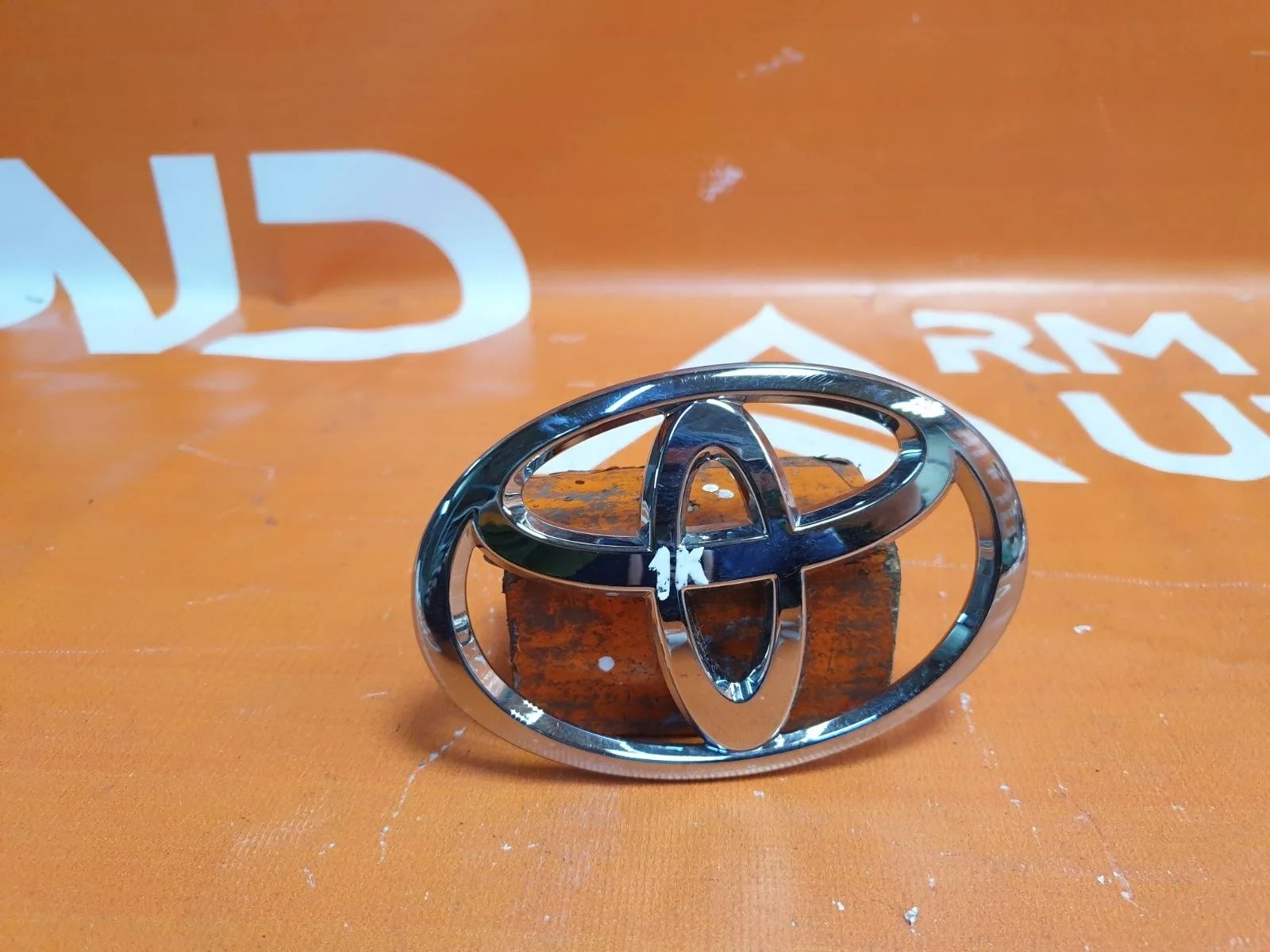 Эмблема Toyota Camry 2014-2017 9097502127 7 XV50, задняя
