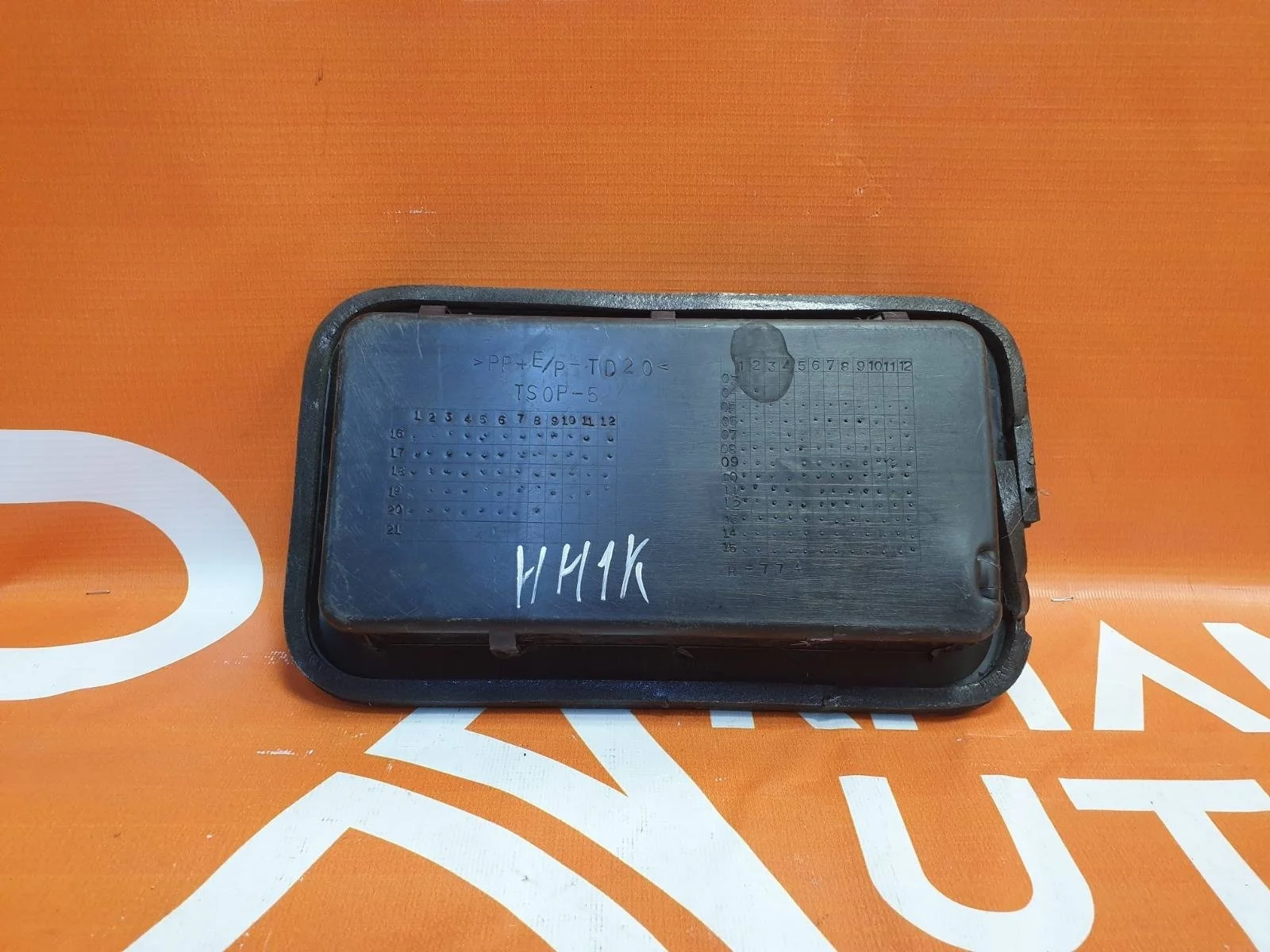 Накладка вентиляционной решетки багажника Lexus RX 2008-2015 6299748010 3 AL10, правая
