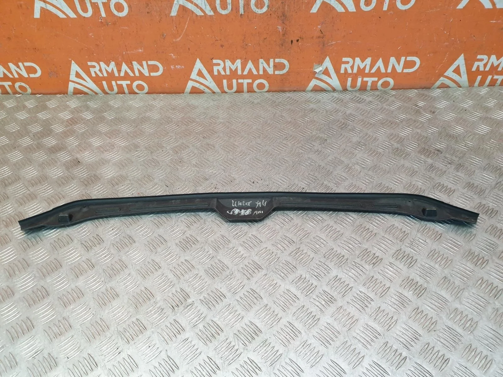 Уплотнитель капота Audi A4 2015-2025 8W0823124 5 B9