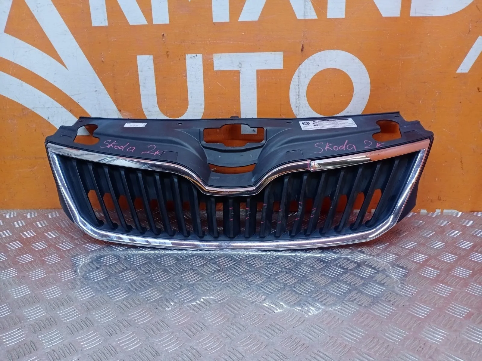 Решетка радиатора Skoda Rapid 2014-2020 5JA8536689B9 1