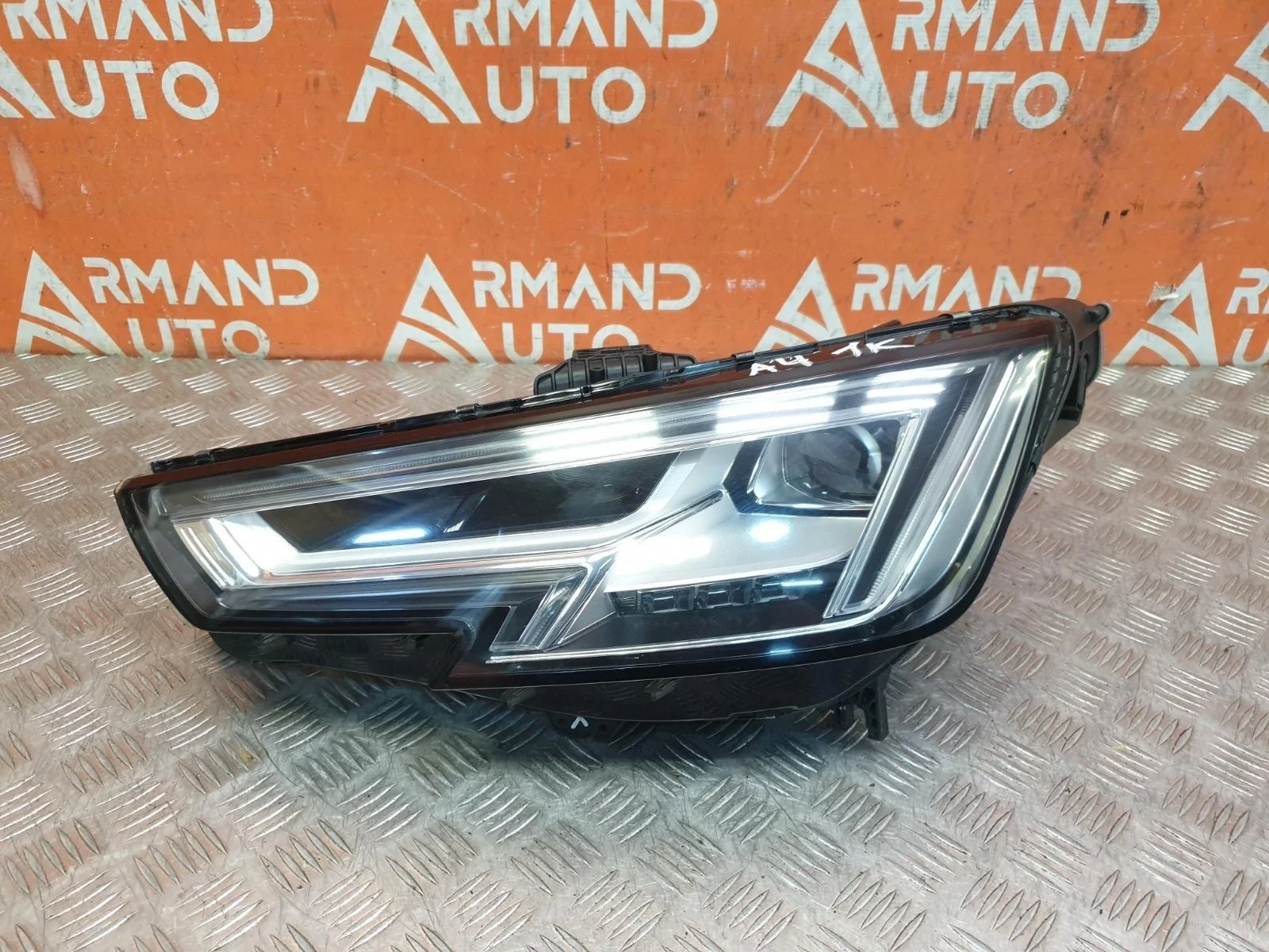 Фара Audi A4 2015-2020 8W0941773 5 B9, левая