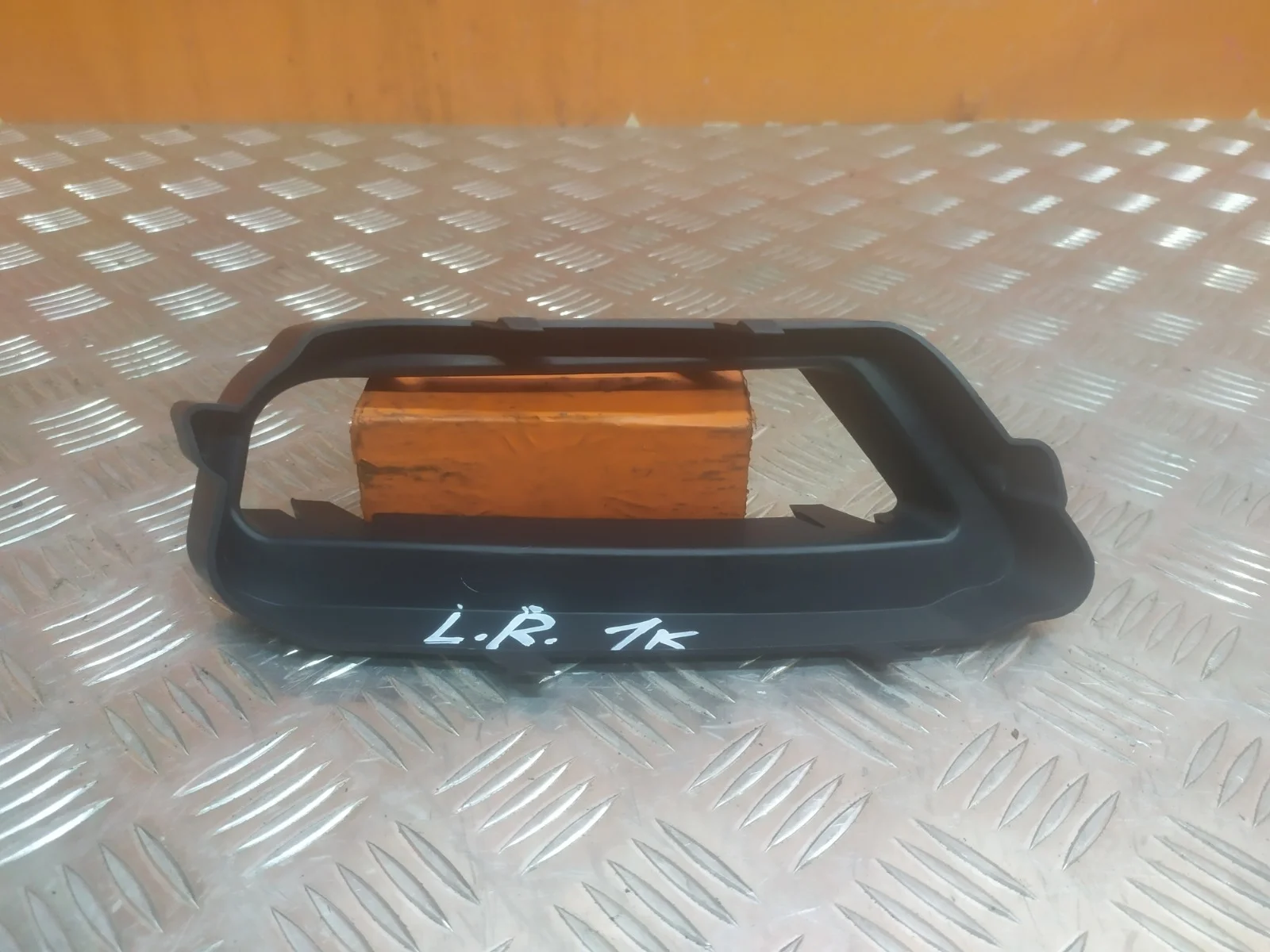 Кронштейн воздуховода тормозов Land Rover Range Rover Evoque 2015-2018 LR084848 1 L538, передний левый