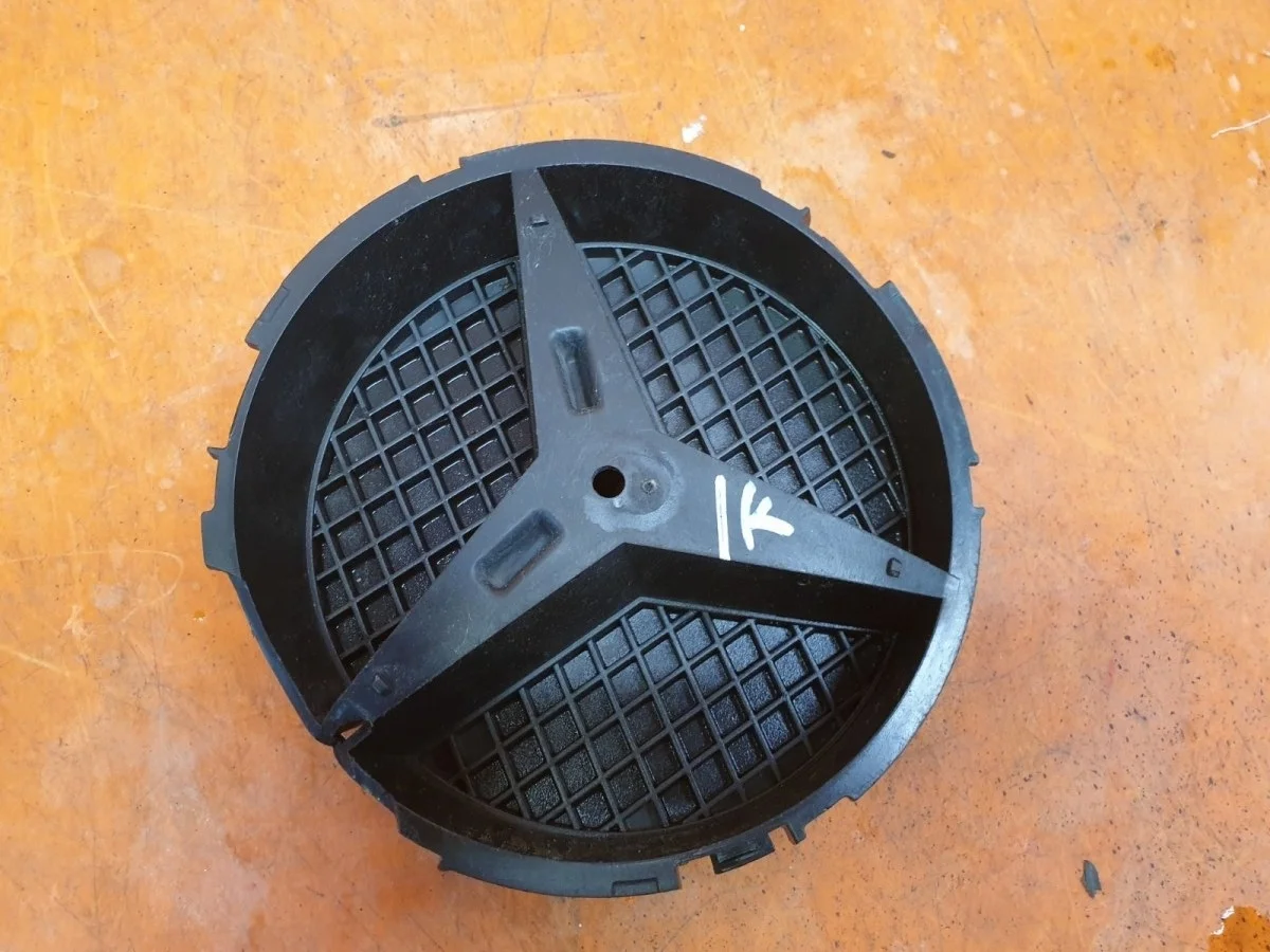 Кронштейн эмблемы Mercedes C-Class 2014-2018 A0008880060 W205, передний