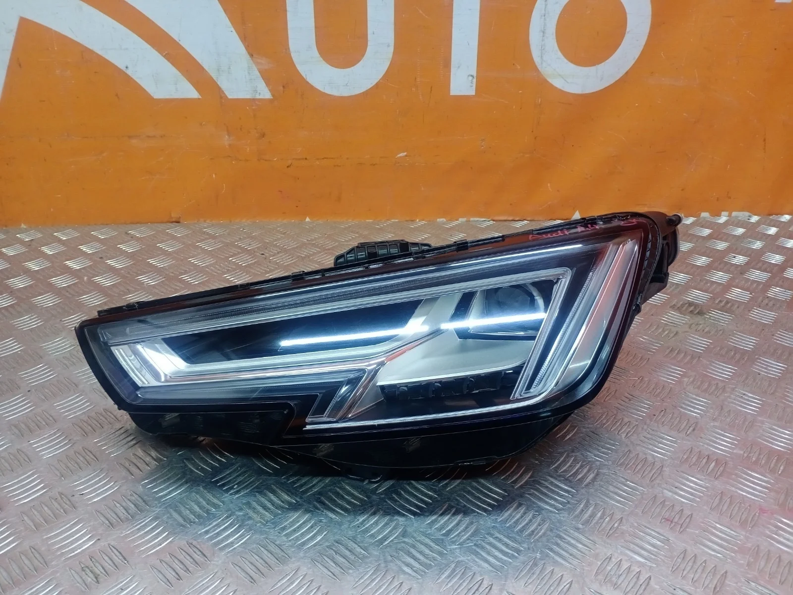 Фара Audi A4 2015-2020 8W0941773 5 B9, левая