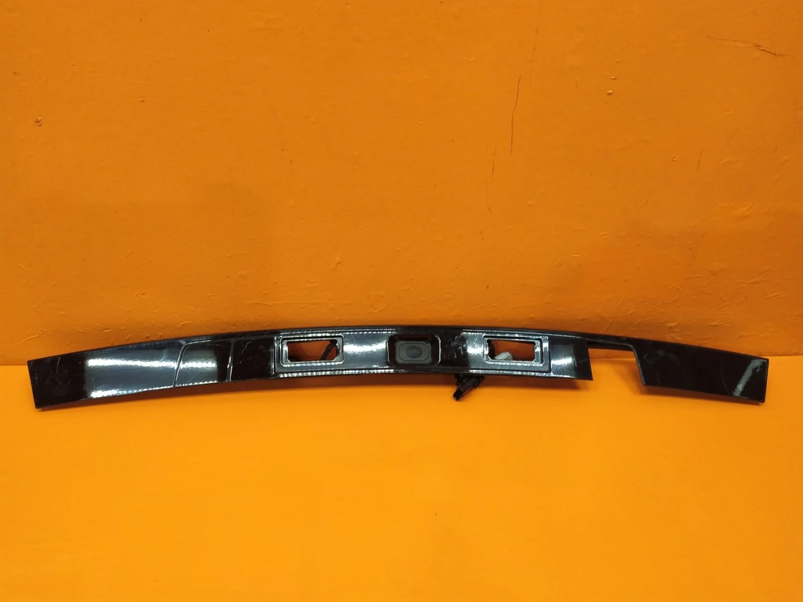 Накладка двери багажника Land Rover Discovery Sport 2014-нв LR133323 1 L550