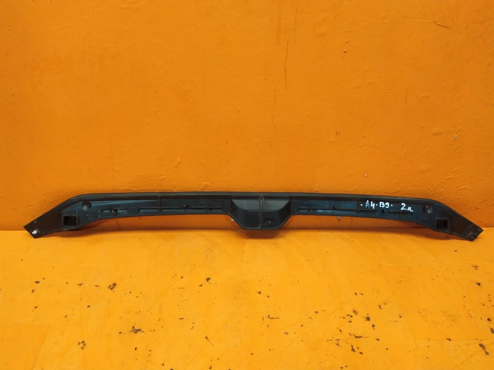 Уплотнитель капота Audi A4 2015-2025 8W0823124 5 B9