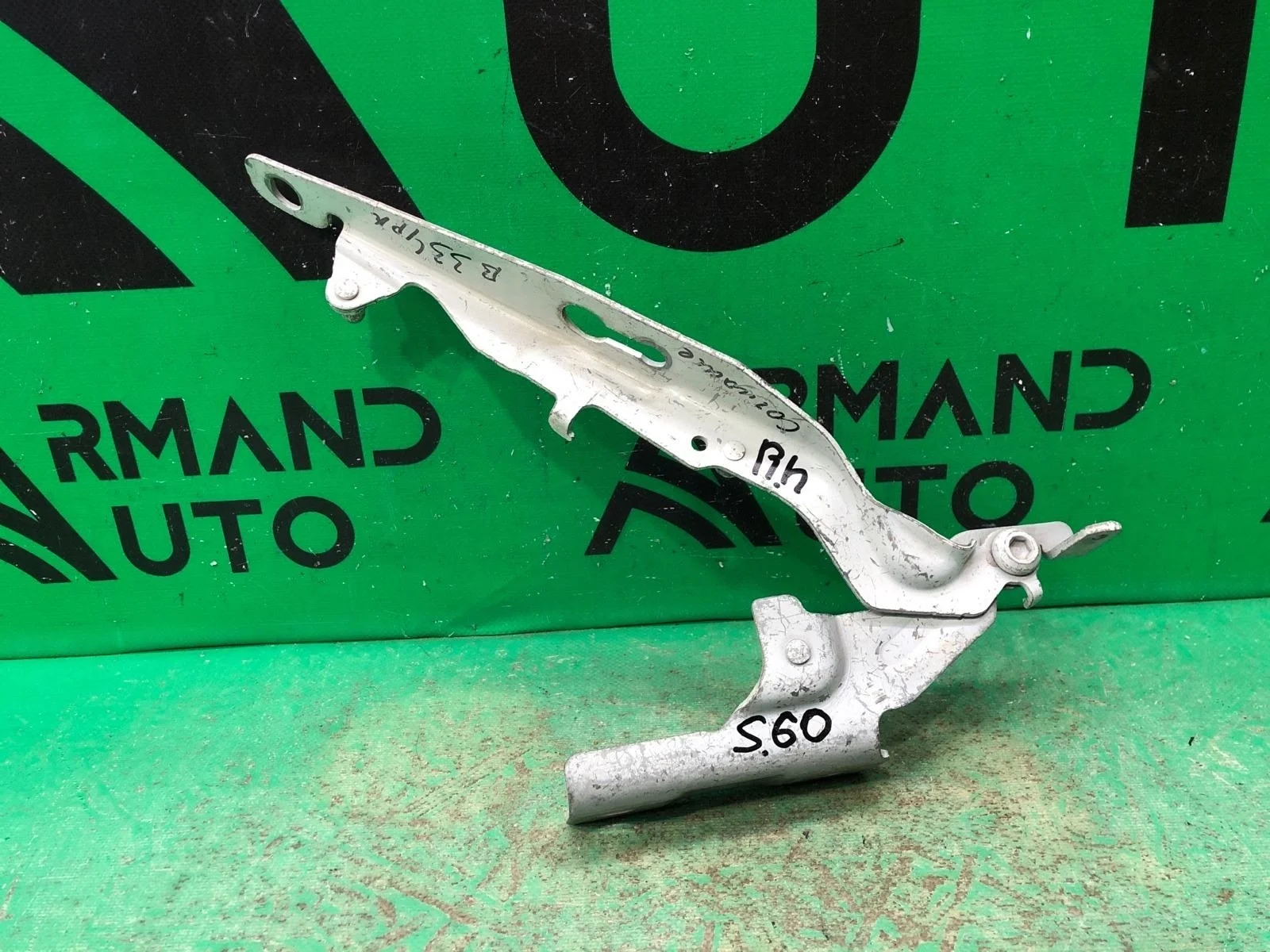 Петля капота VOLVO S60 2010-2018 30799179 2, правая