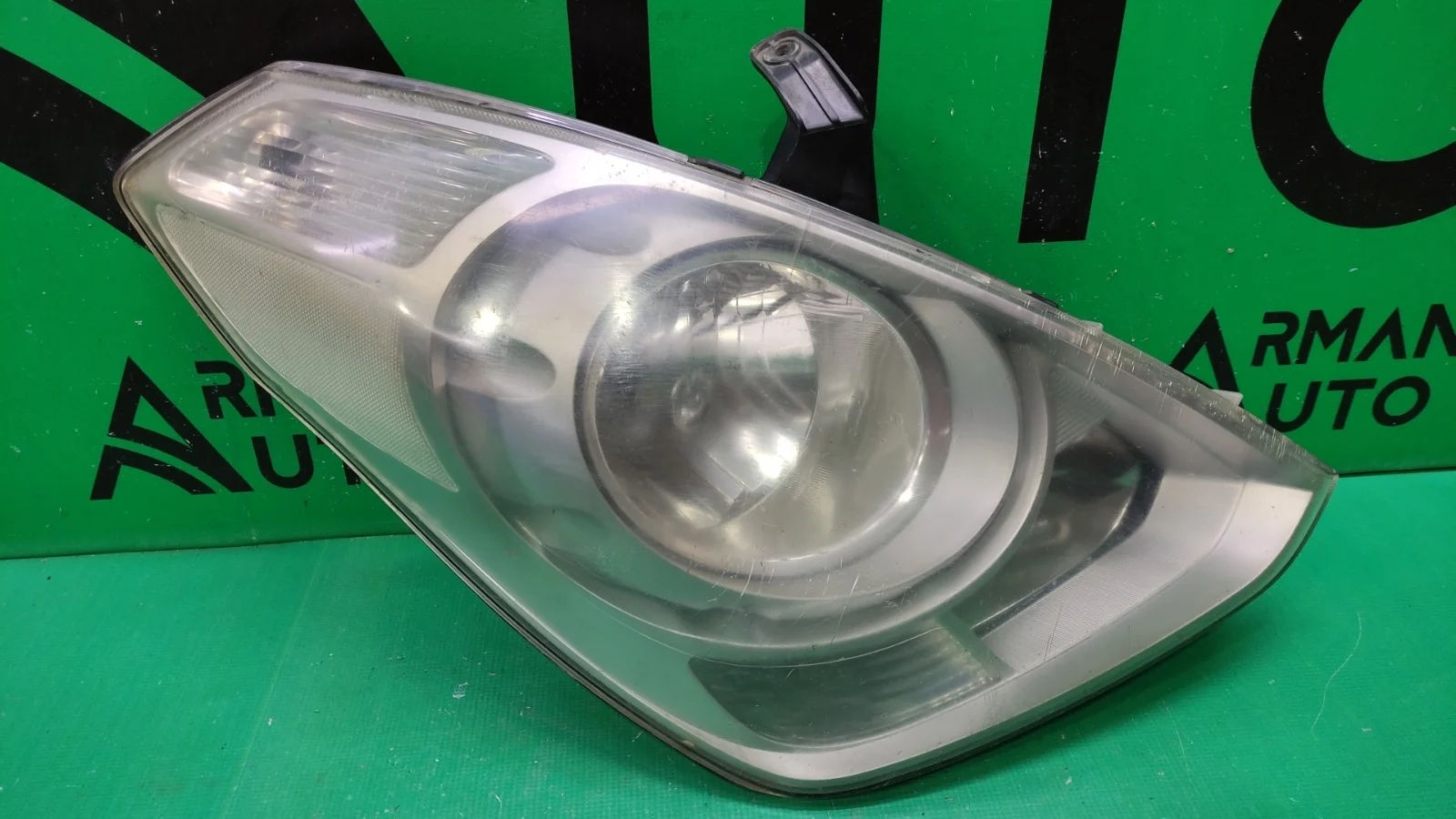 Фара HYUNDAI H1 / Grand Starex 2007-2018 921024H020 2, правая