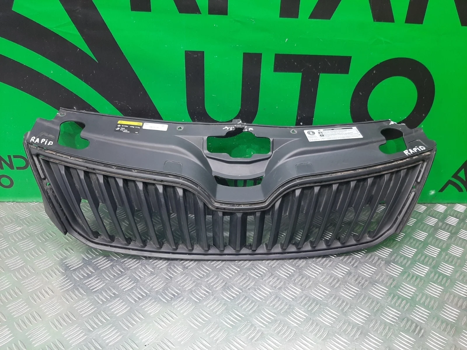 Решетка радиатора SKODA RAPID 2014-2020 5JA8536689B9 1