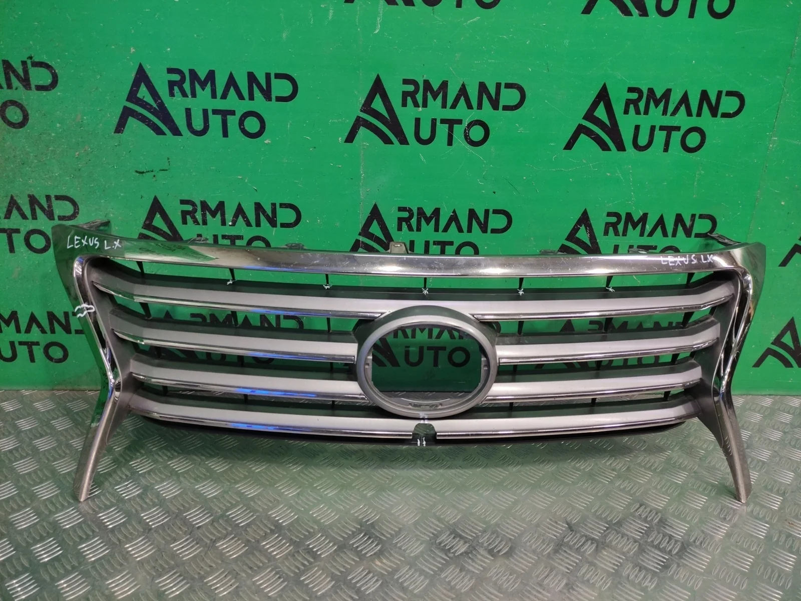 Решетка радиатора LEXUS LX 2012-2015 5310160920 3 URJ200