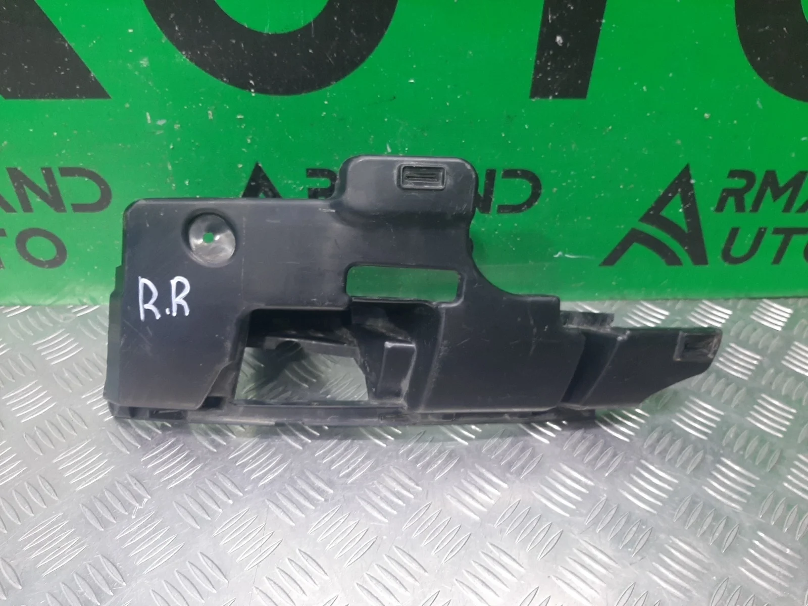 Кронштейн форсунки фароомывателя LAND ROVER RANGE ROVER SPORT 2017-2022 LR113284 2 L494, левый