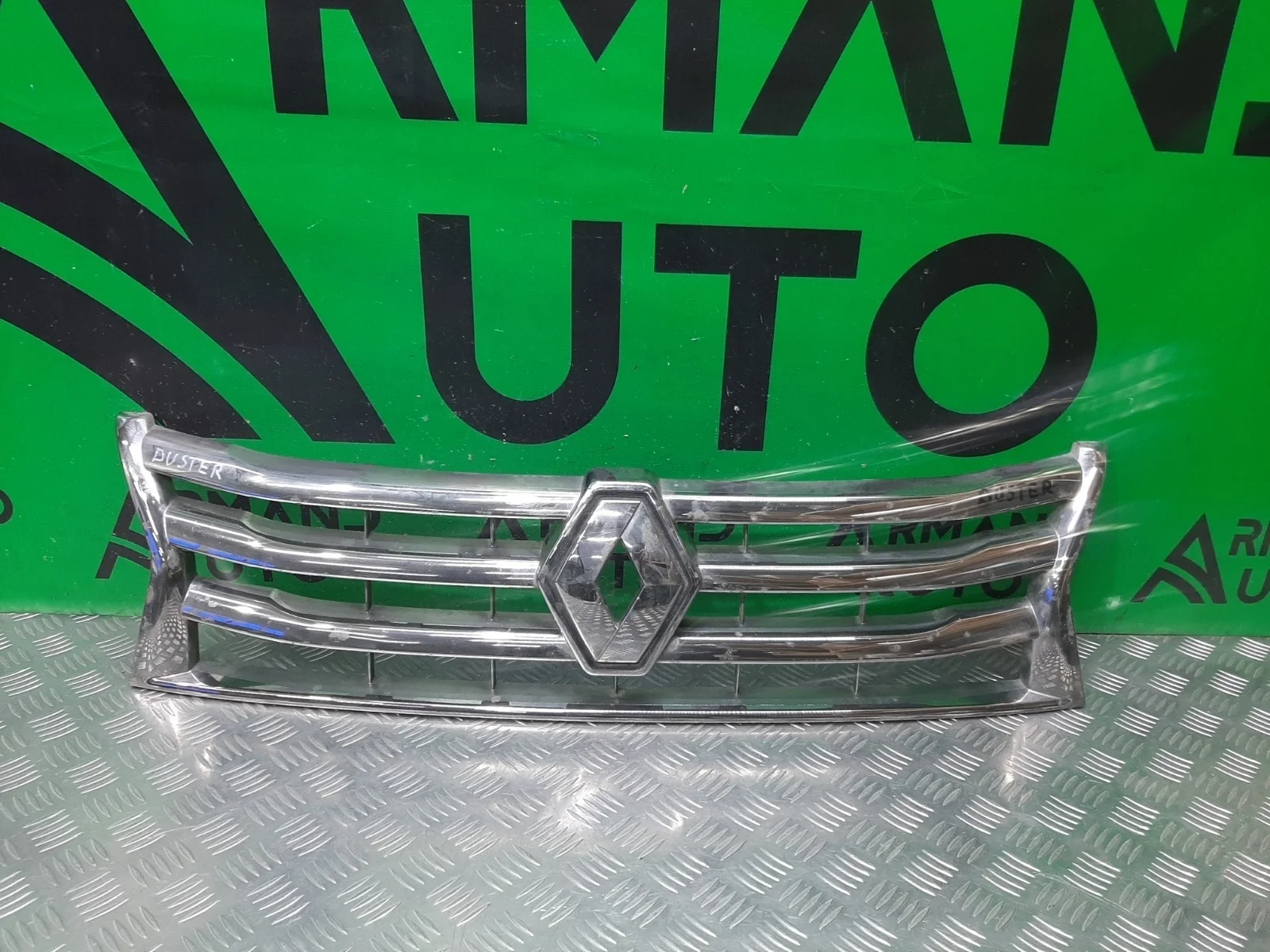 Решетка радиатора RENAULT DUSTER 2010-2015 623825665R 1