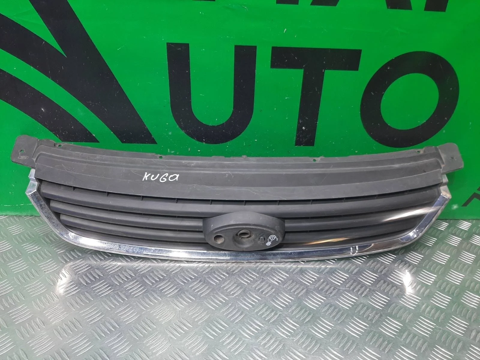 Решетка радиатора Ford Kuga 2008-2012 1497839 1