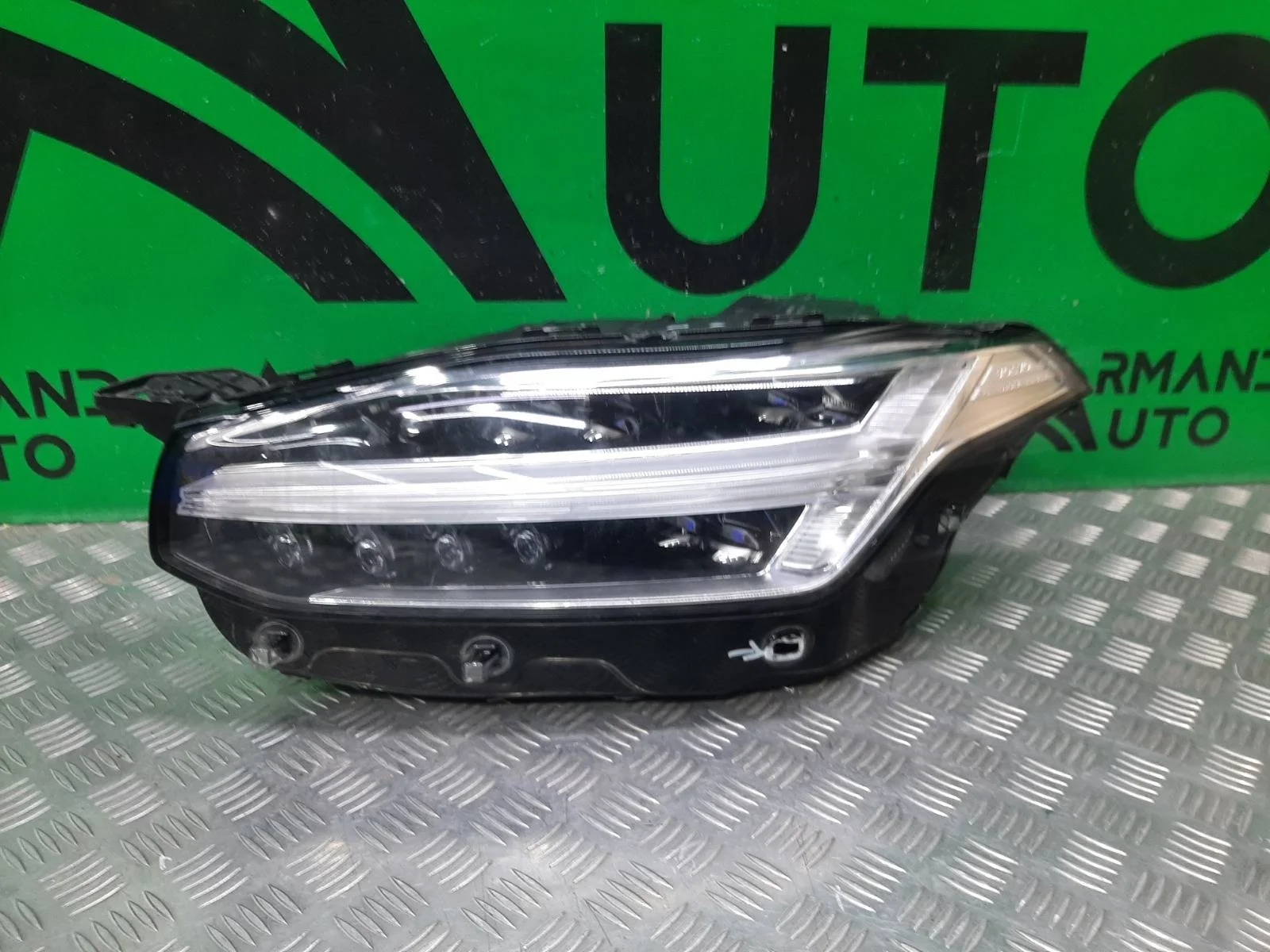 Фара Volvo XC90 2014-2019 31677038 2, левая
