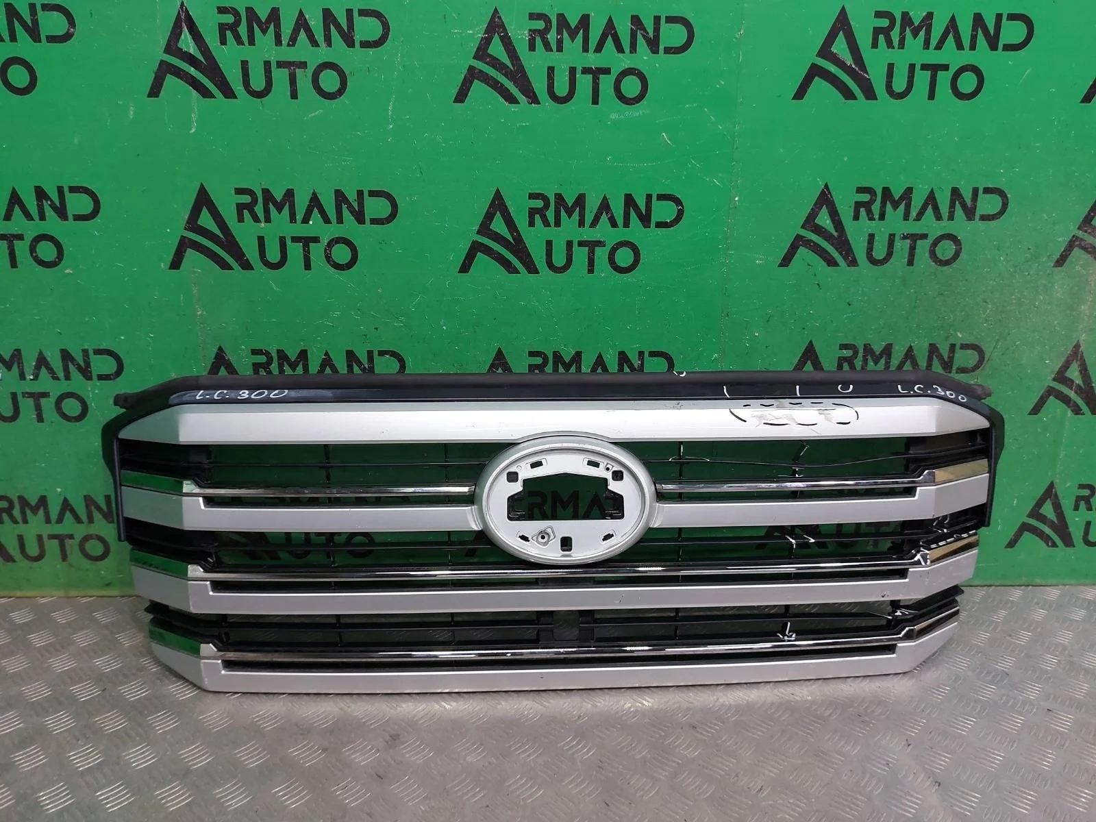 Решетка радиатора Toyota Land Cruiser 2021-нв 5310160L50 300
