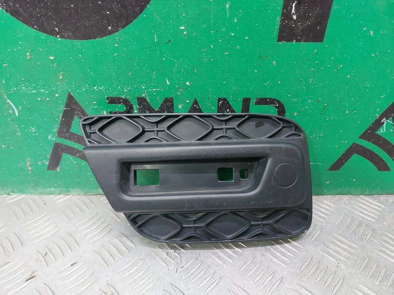 Решетка бампера Renault Sandero 2013-2022 850761319R 2, задняя правая