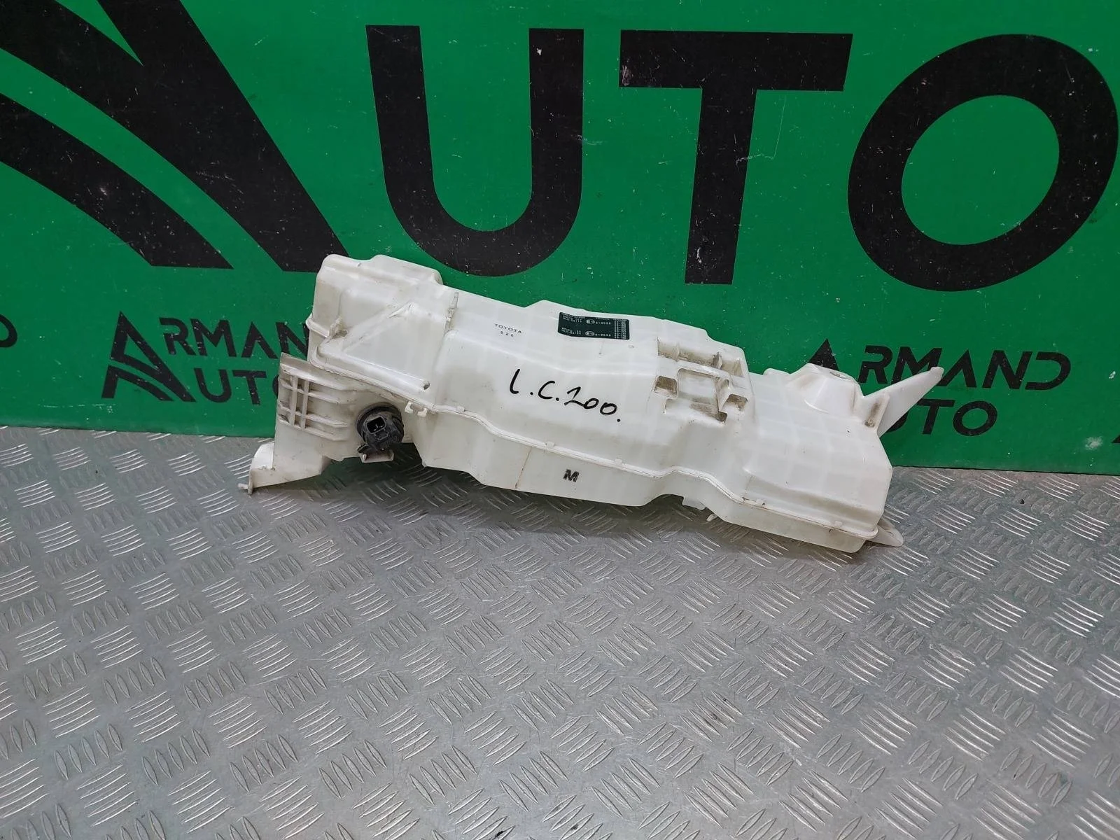 Бачок стеклоомывателя Toyota Land Cruiser 2015-2021 8535560220 200