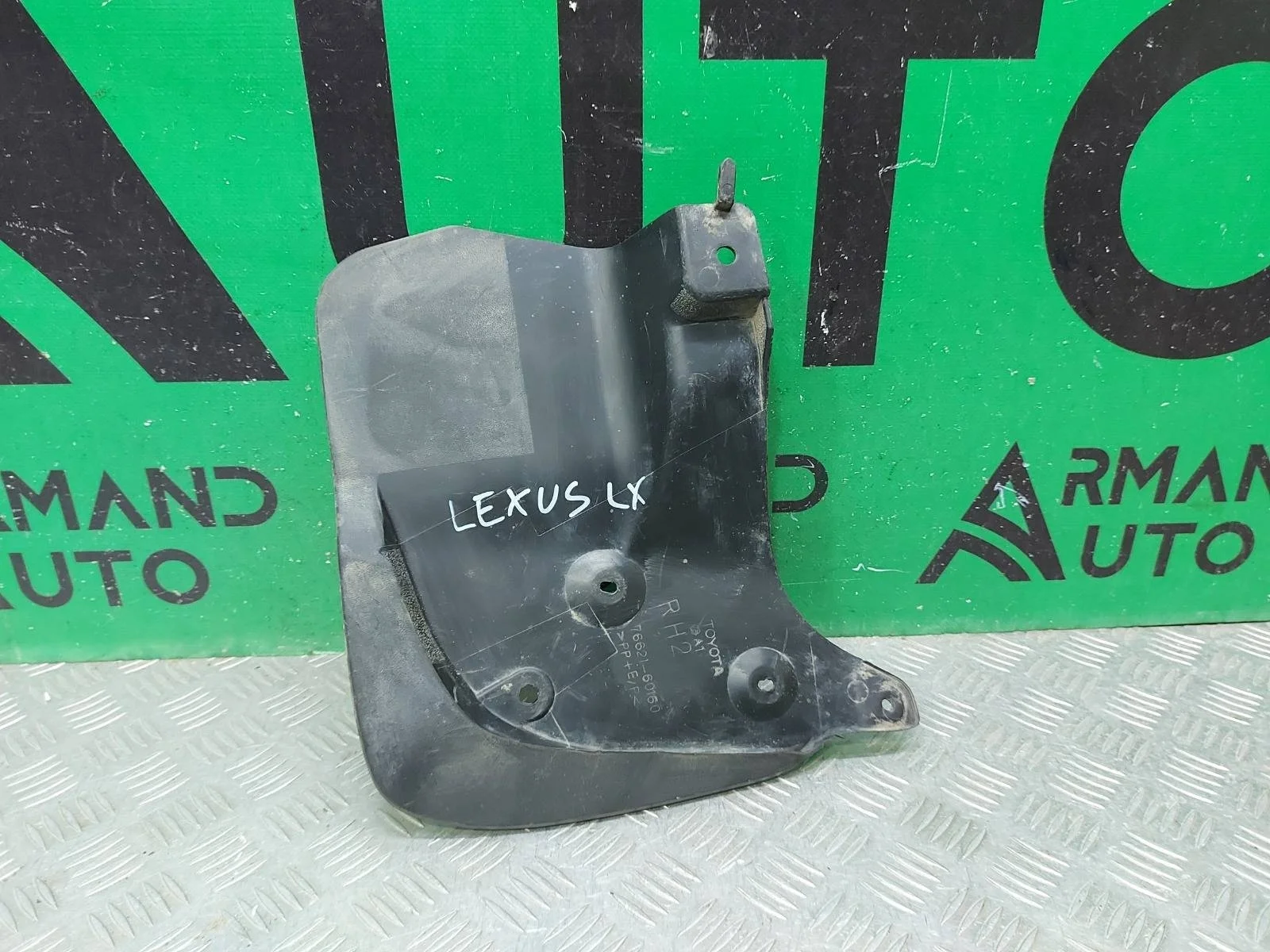 Брызговик Lexus LX 2007-2015 7662160160 3 URJ200, передний правый