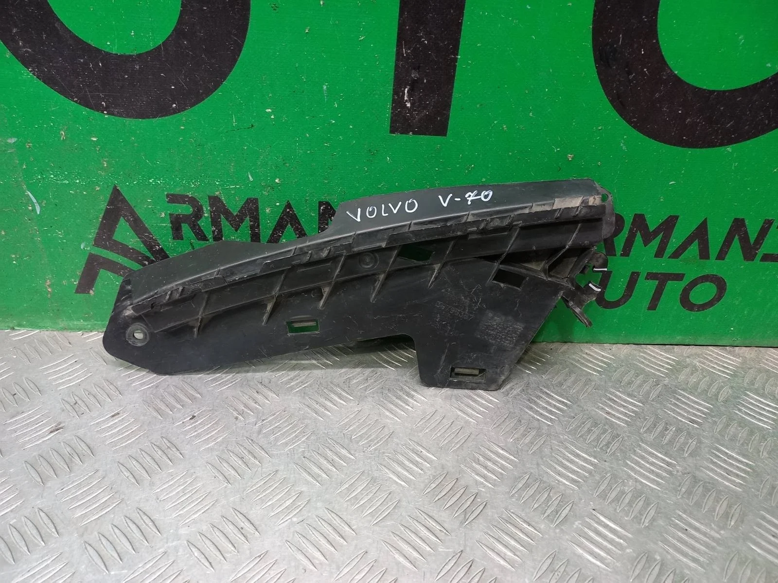 Кронштейн бампера Volvo XC70 2007-2016 30796387 2, передний левый