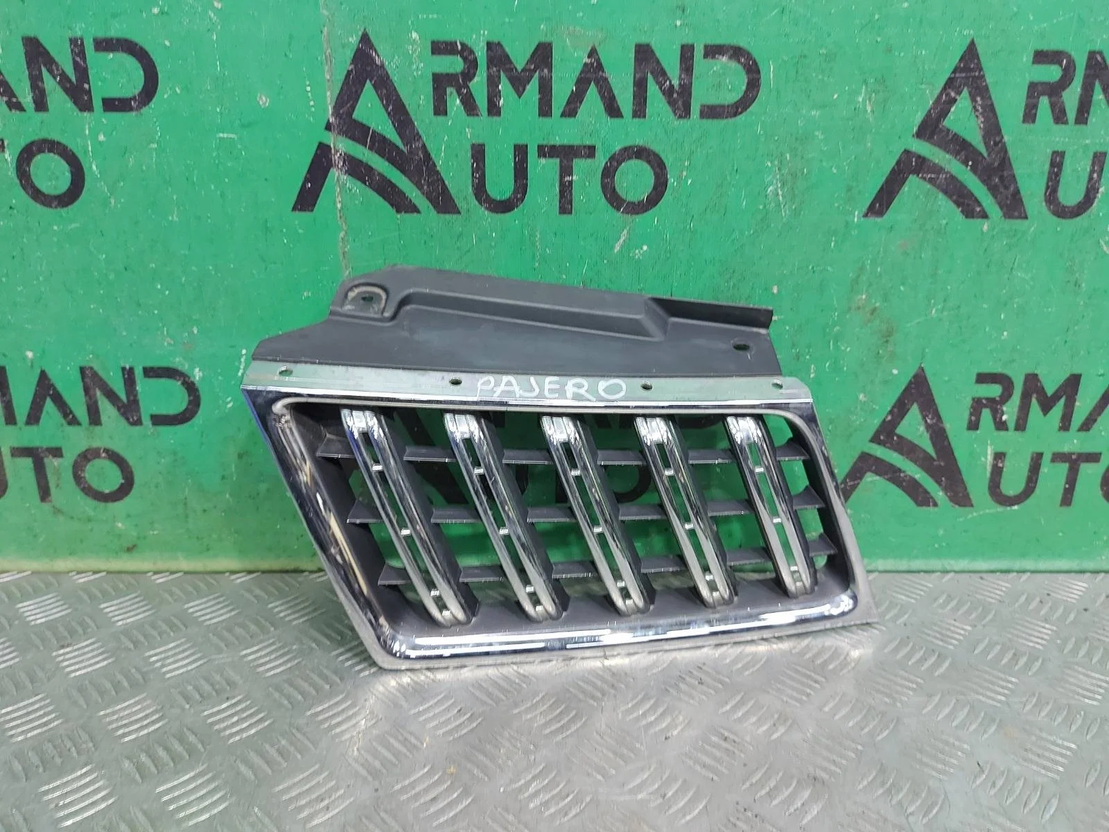 Решетка радиатора Mitsubishi Pajero Sport 2008-2013 7450A569 2, левая