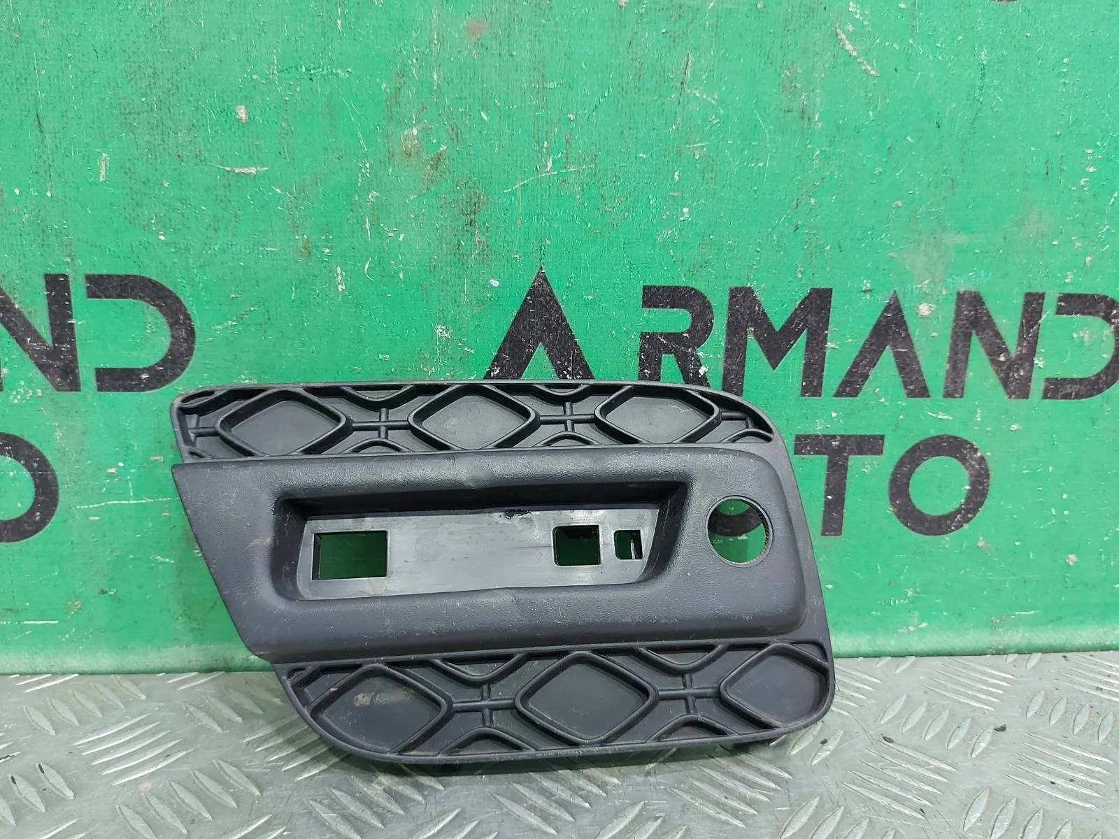 Решетка бампера Renault Sandero 2013-2022 850761319R 2, задняя правая
