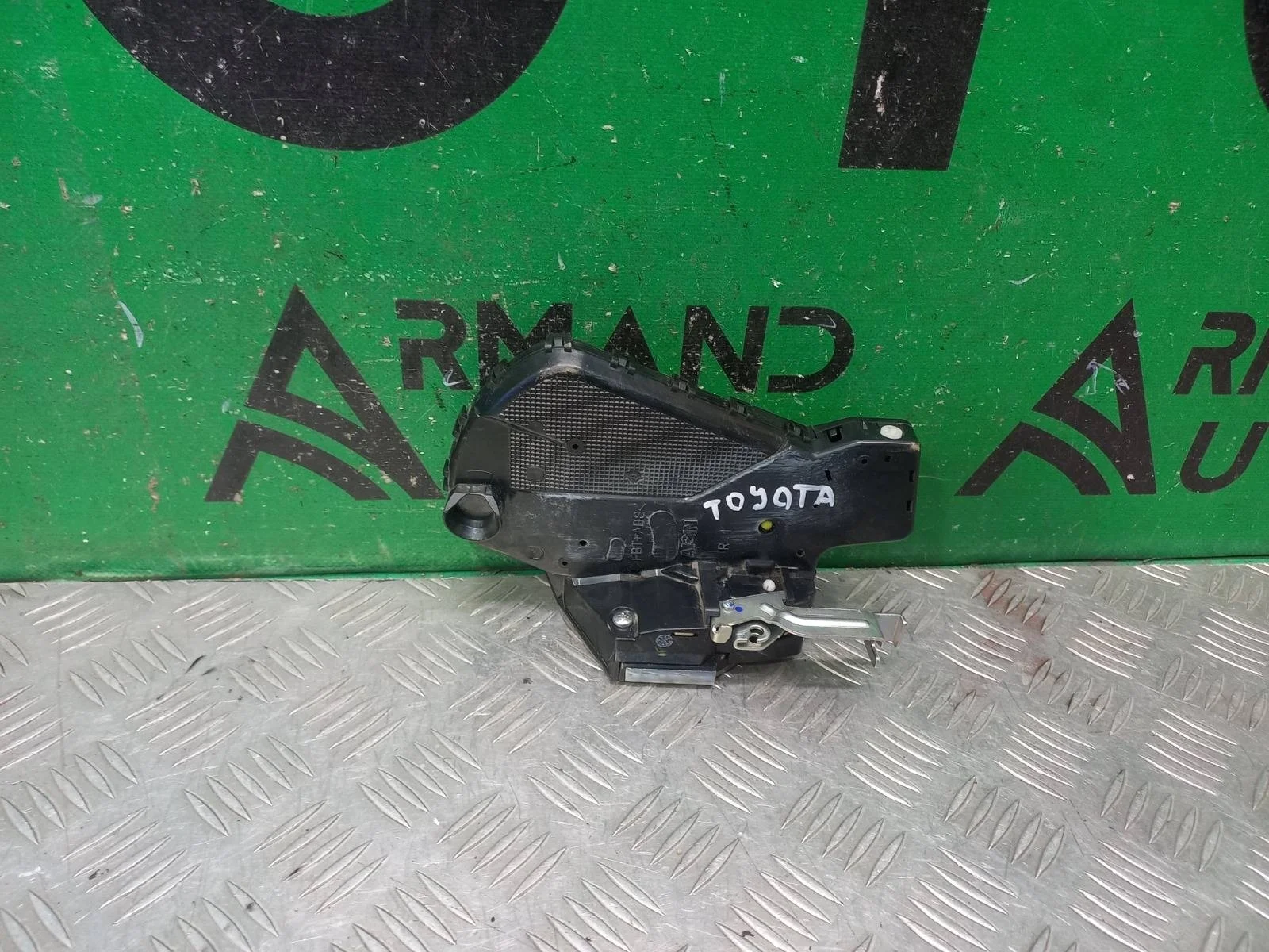 Замок двери багажника Toyota Land Cruiser Prado 2009-2024 6911060233 150