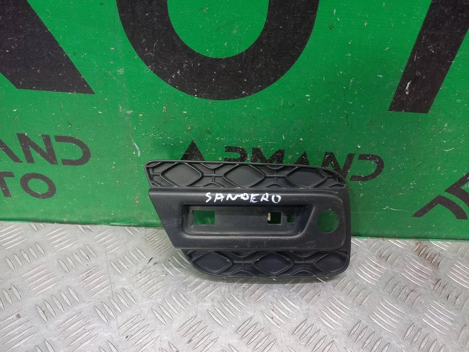 Решетка бампера Renault Sandero 2013-2022 850761319R 2, задняя правая