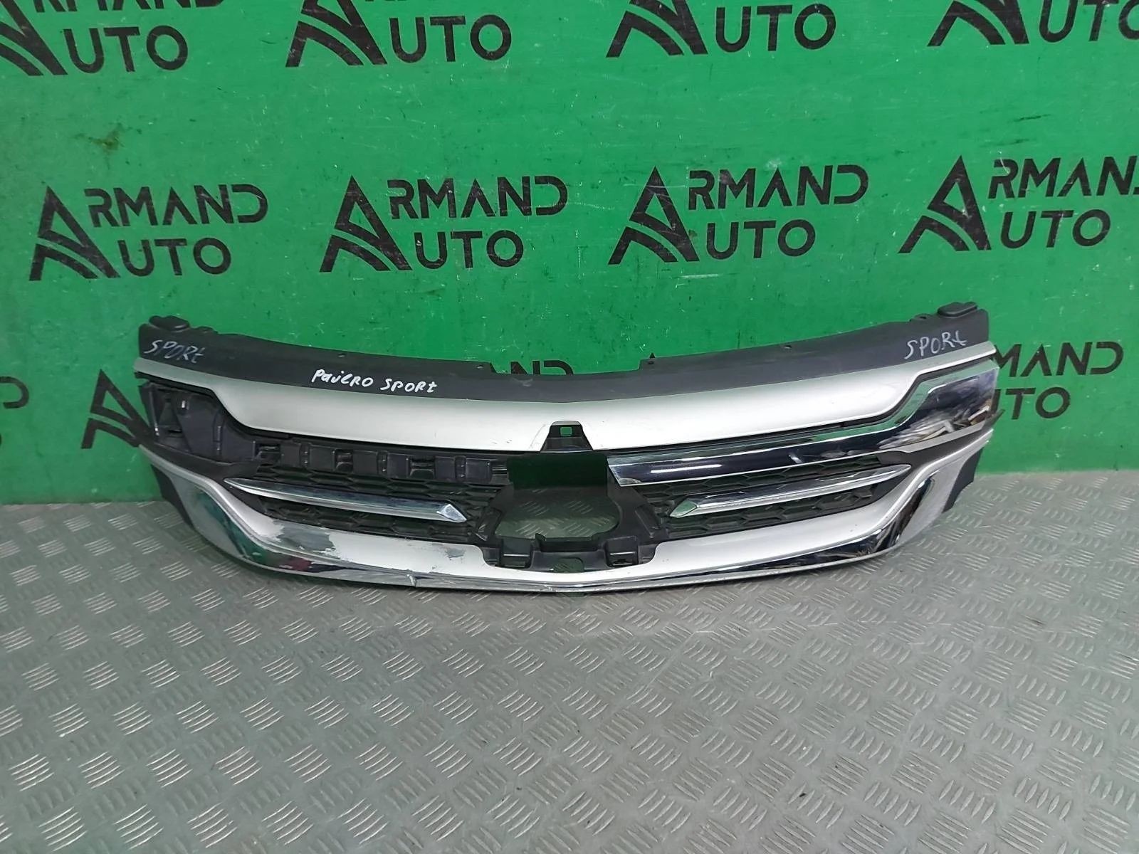 Решетка радиатора Mitsubishi Pajero Sport 2015-2021 7450A960 3