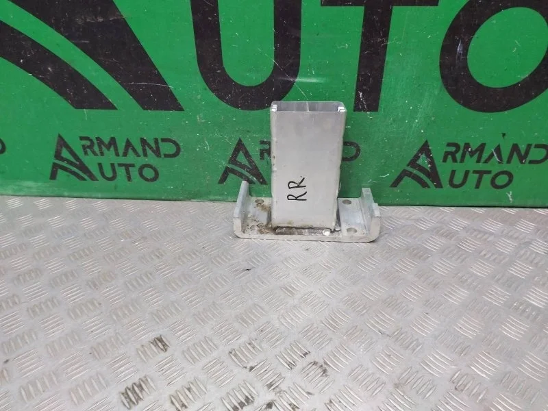 Кронштейн усилителя бампера Land Rover Range Rover 2012-2022 LR128131 4 L405, передний правый