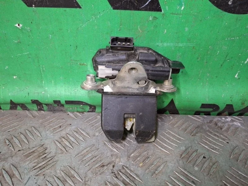 Замок двери багажника Skoda Fabia 2007-2014 5J0827501D 2 5J