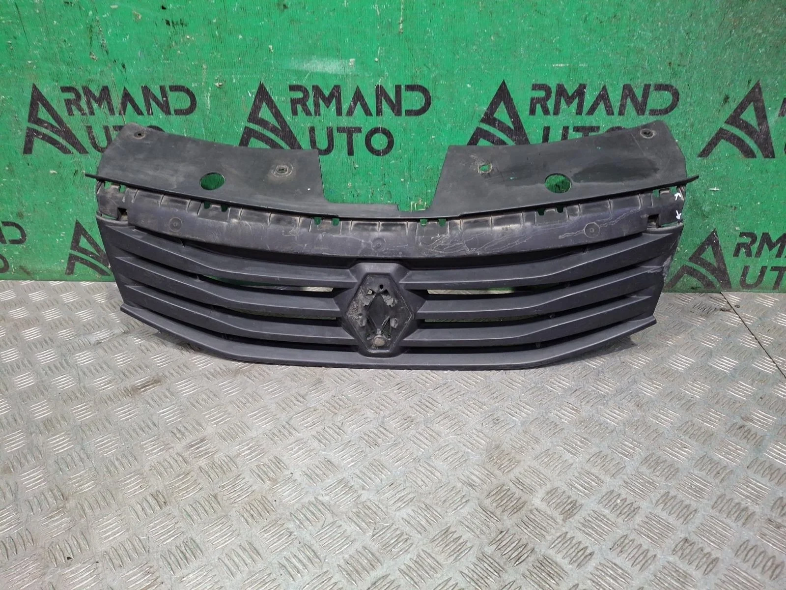 Решетка радиатора Renault Sandero 2009-2014 8200798524 1