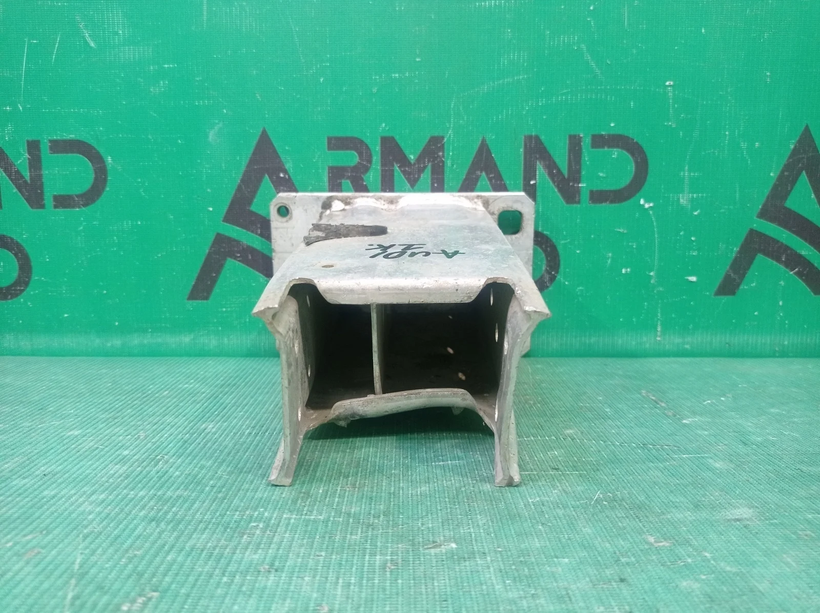 Кронштейн усилителя бампера Audi A4 2007-2015 8K0807134D 4 B8, передний правый