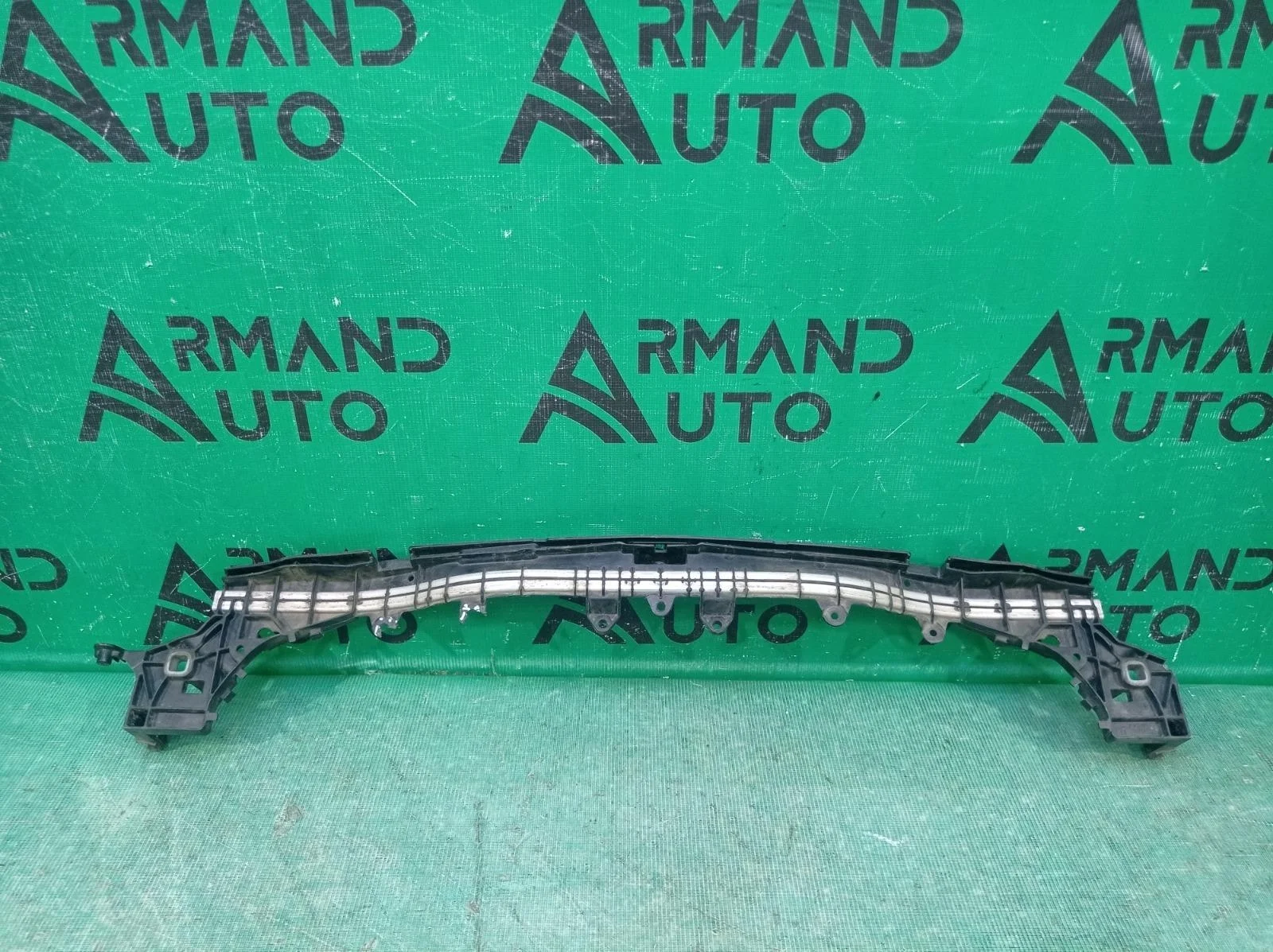 Кронштейн радиатора Mercedes C-Class 2014-2021 A2056204101 W205