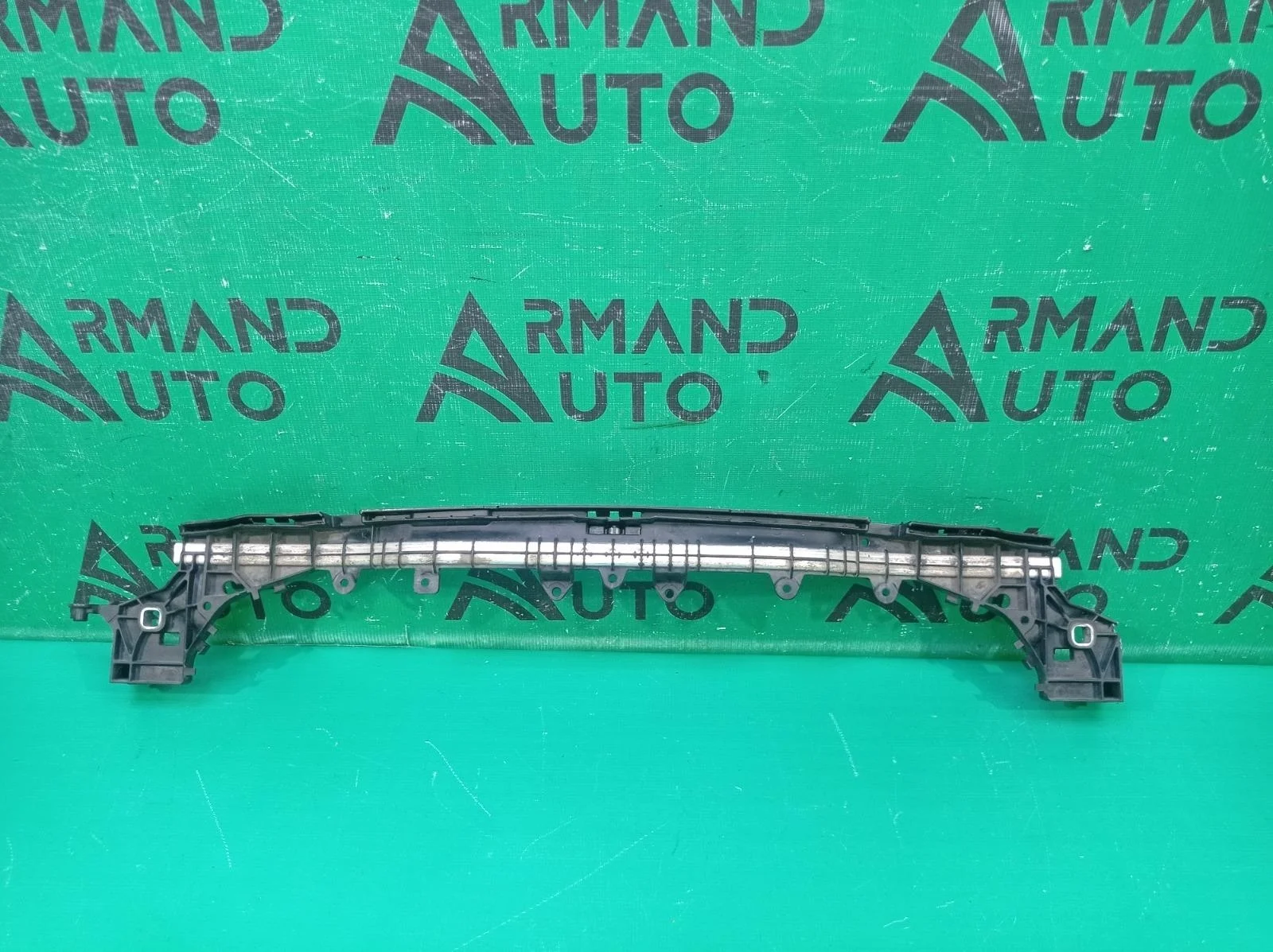 Кронштейн радиатора Mercedes C-Class 2014-2021 A2056204101 W205