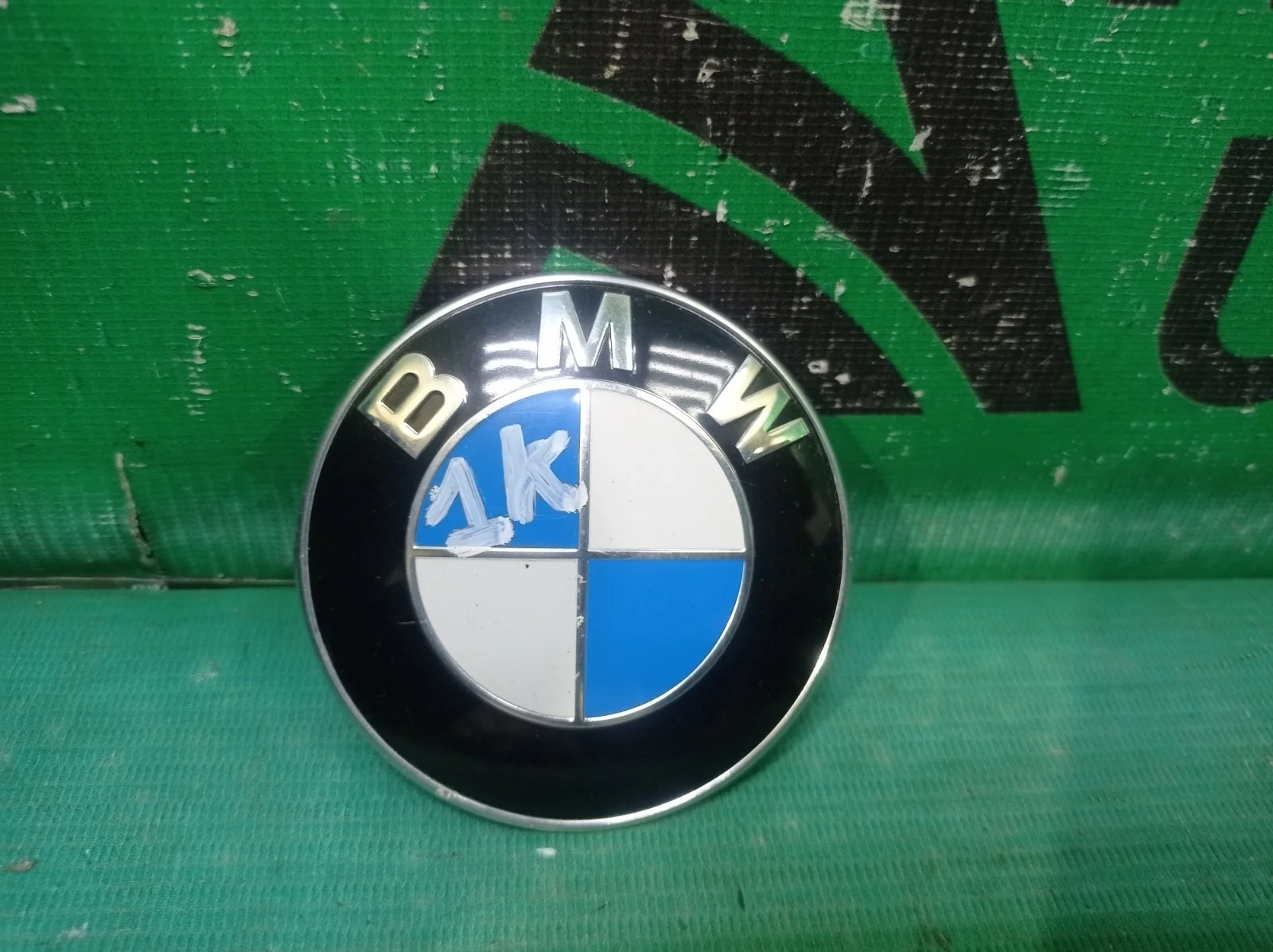 Эмблема BMW 5 series 2002-2010 51148132375 E60 E61, передняя
