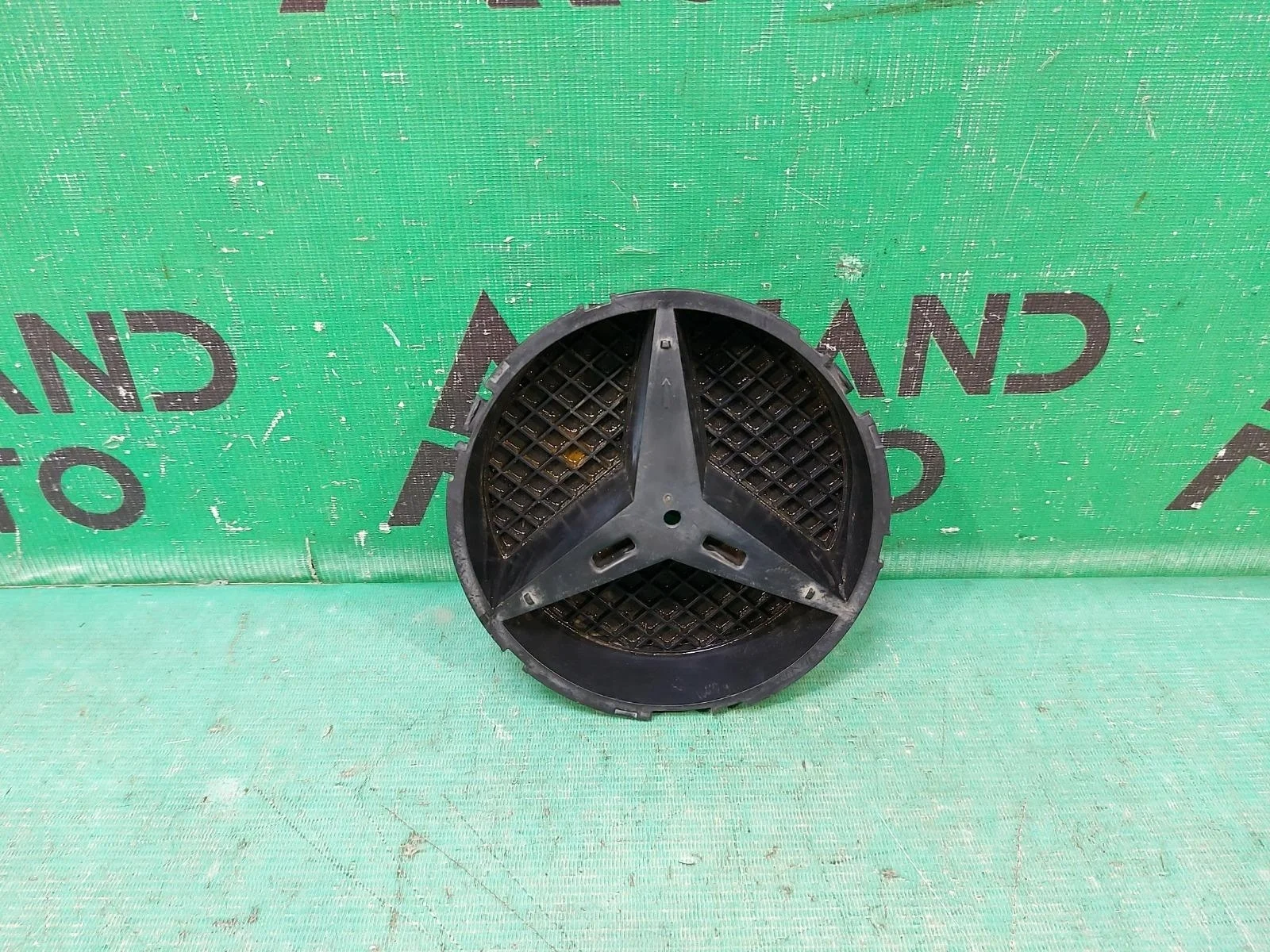 Кронштейн эмблемы Mercedes C-Class 2014-2018 A0008880060 W205, передний